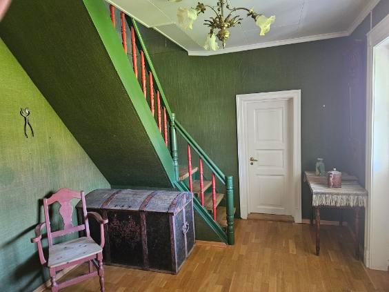 Gang med utgang til framsiden av hagen Galleribilde