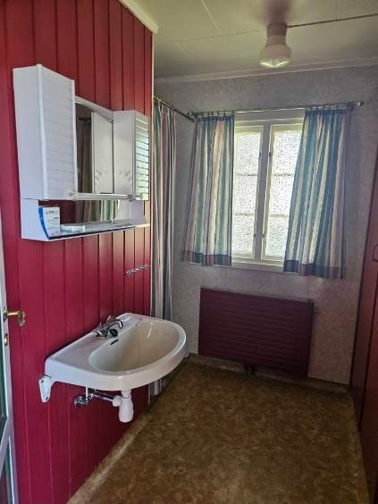 Garderobe med dusj og vask Galleribilde