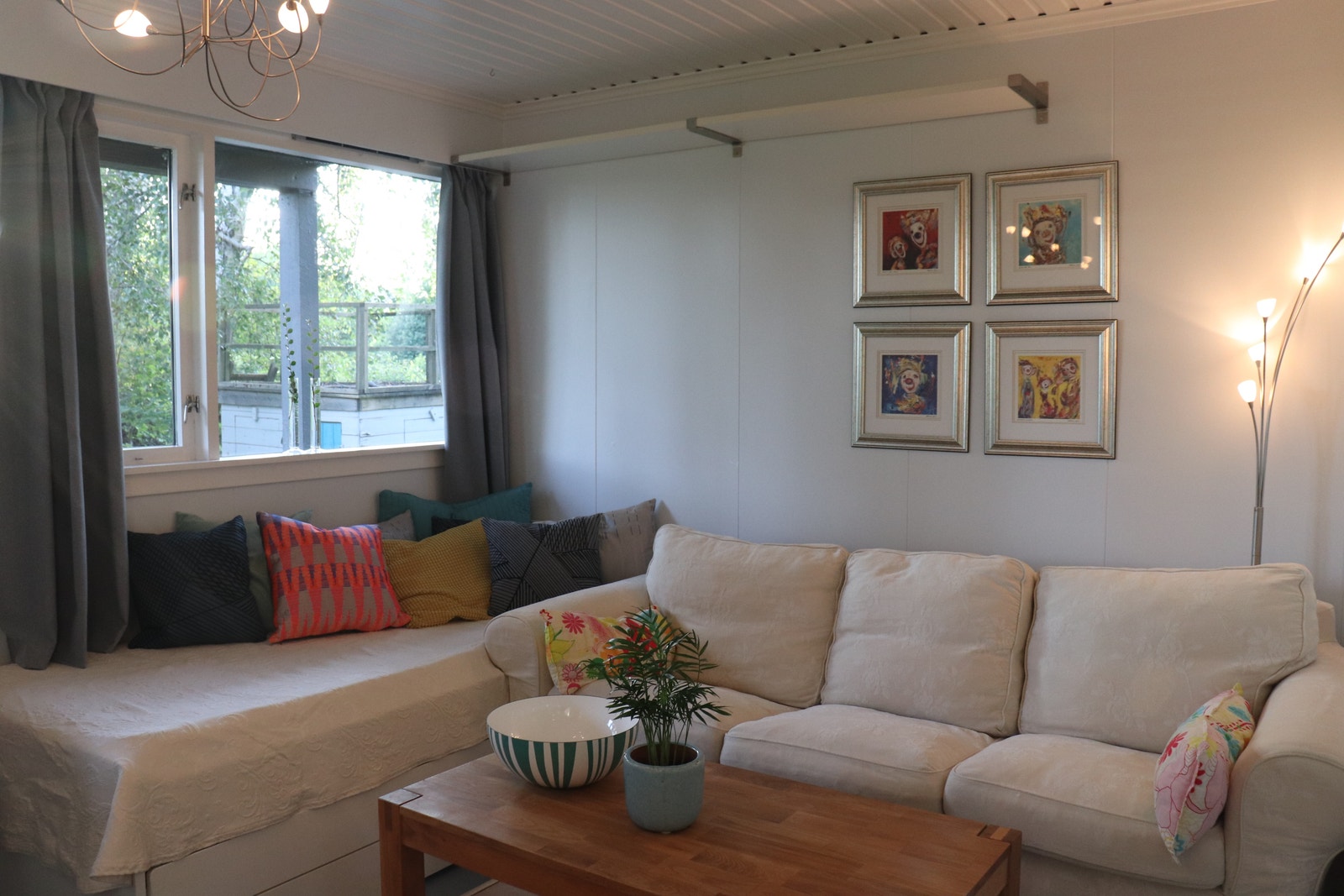 Sofa og 90 cm bred seng Galleribilde