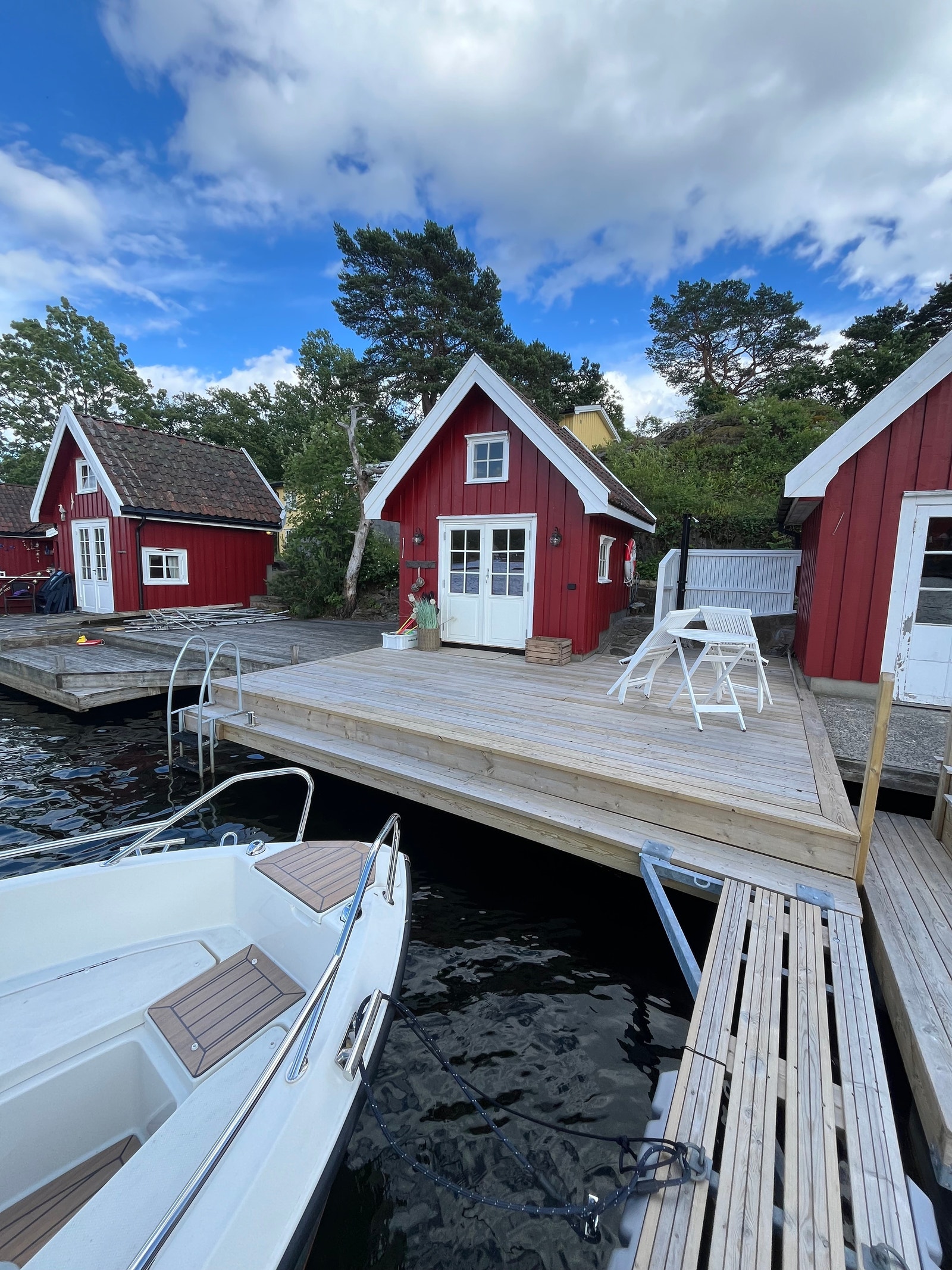 Bryggeplass med utedusj og gode bademuligheter Galleribilde