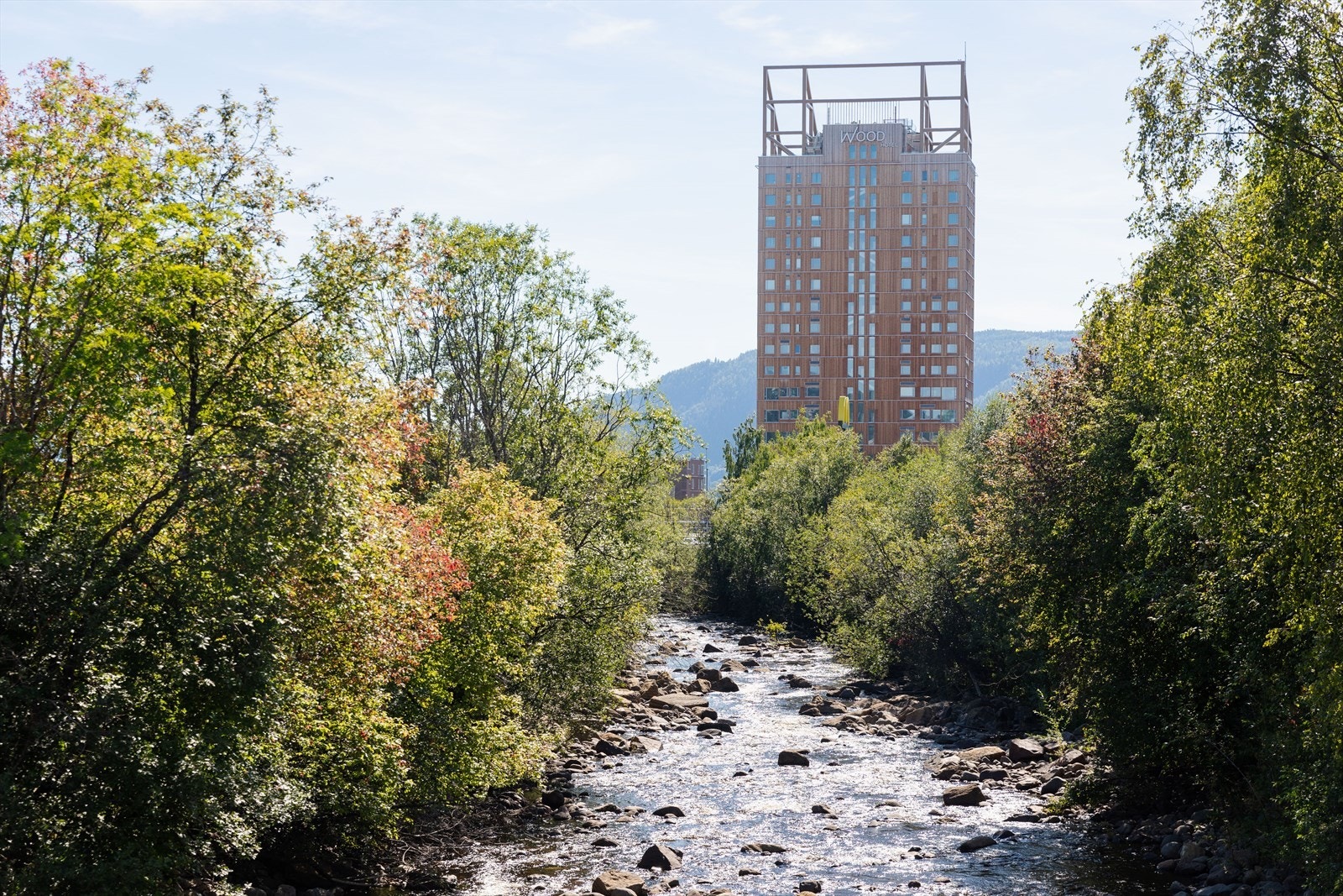 Brumunddal har mange fine turmuligheter. Om det er å rusle til Mjøstårnet eller om man foretrekker en topptur i brattere terreng. Foto: Ringsaker kommune Galleribilde