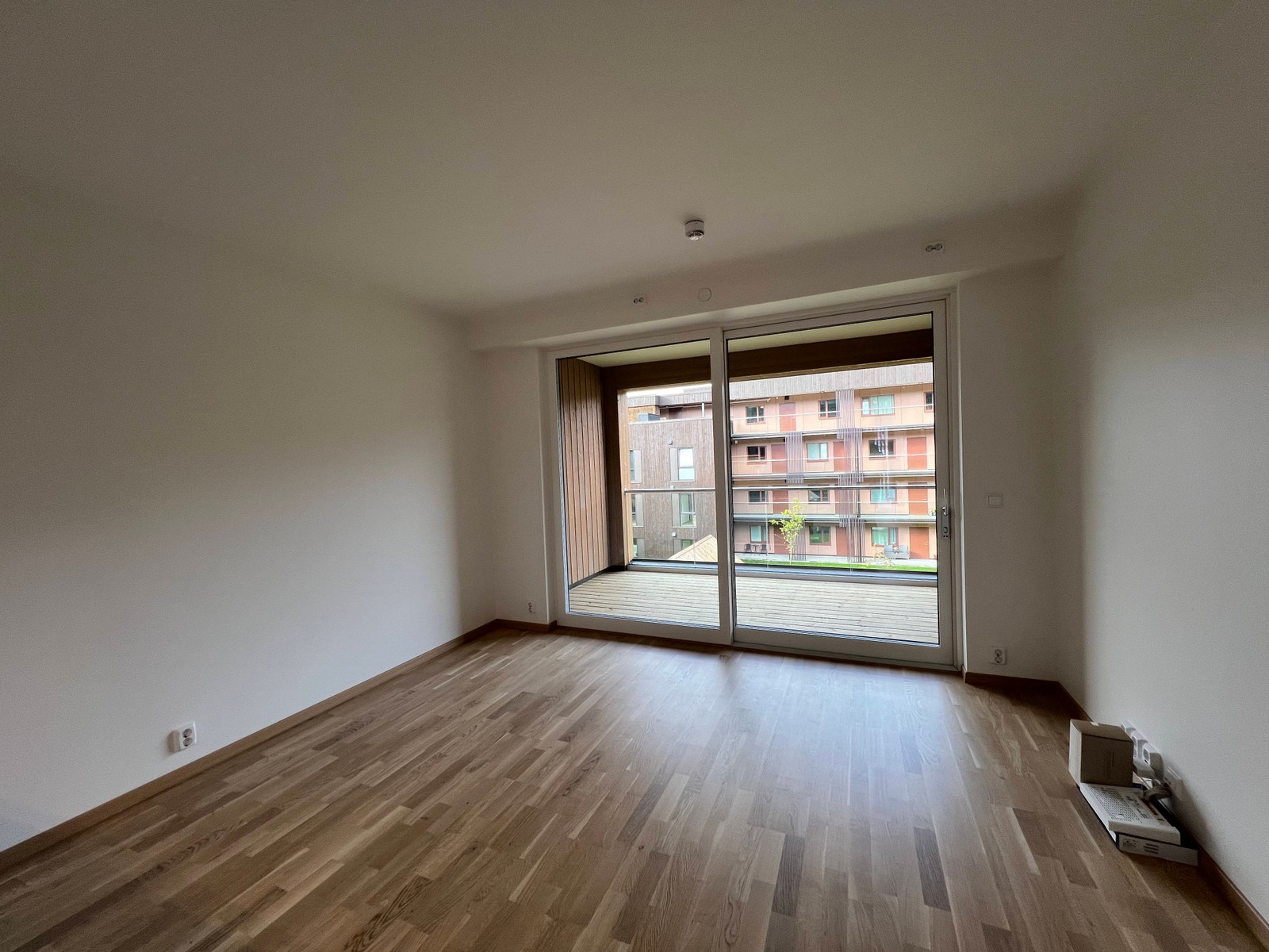 Lys stue med utgang til balkong Galleribilde