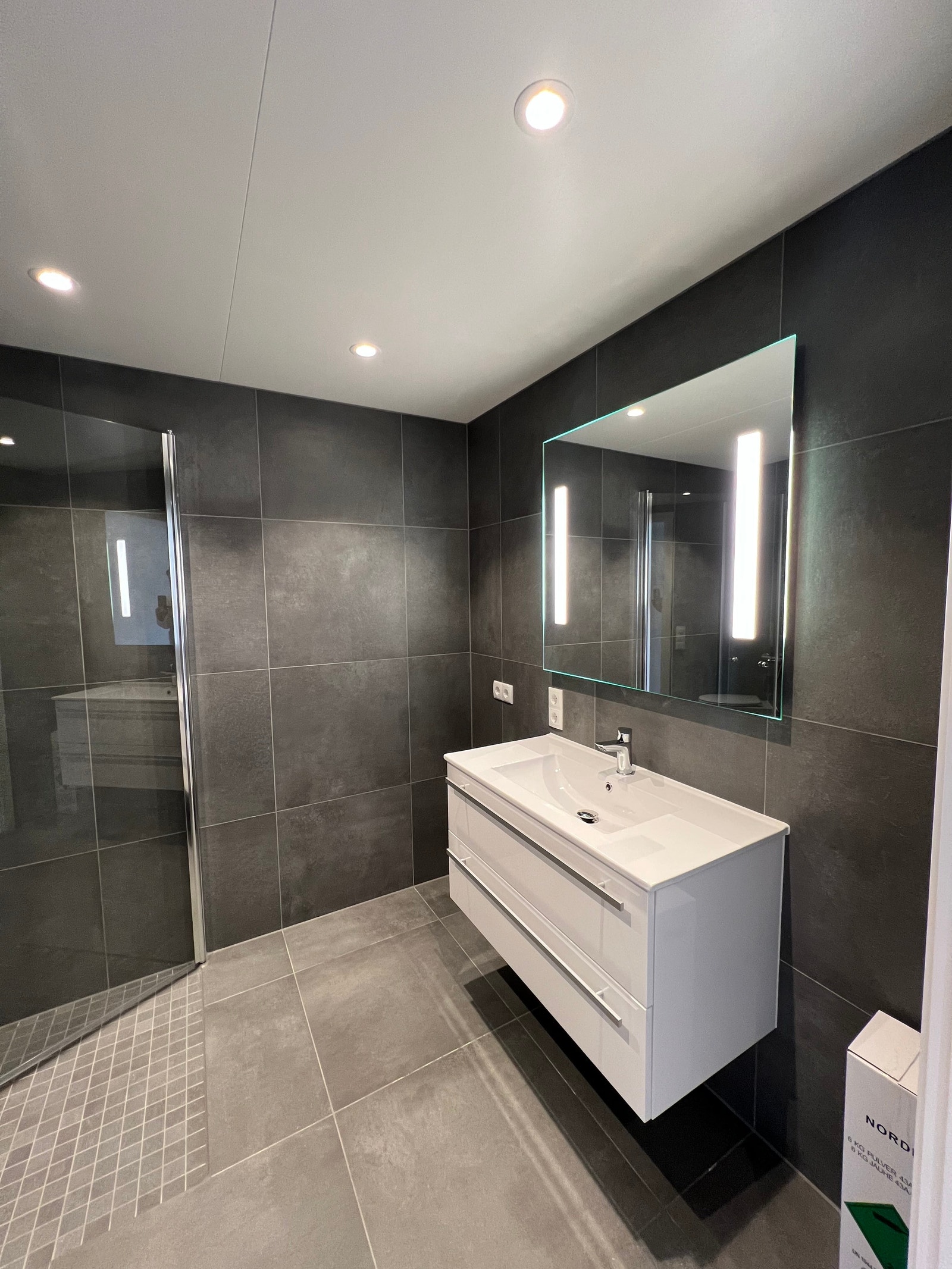 Moderne bad med god plass til vaskemaskin Galleribilde