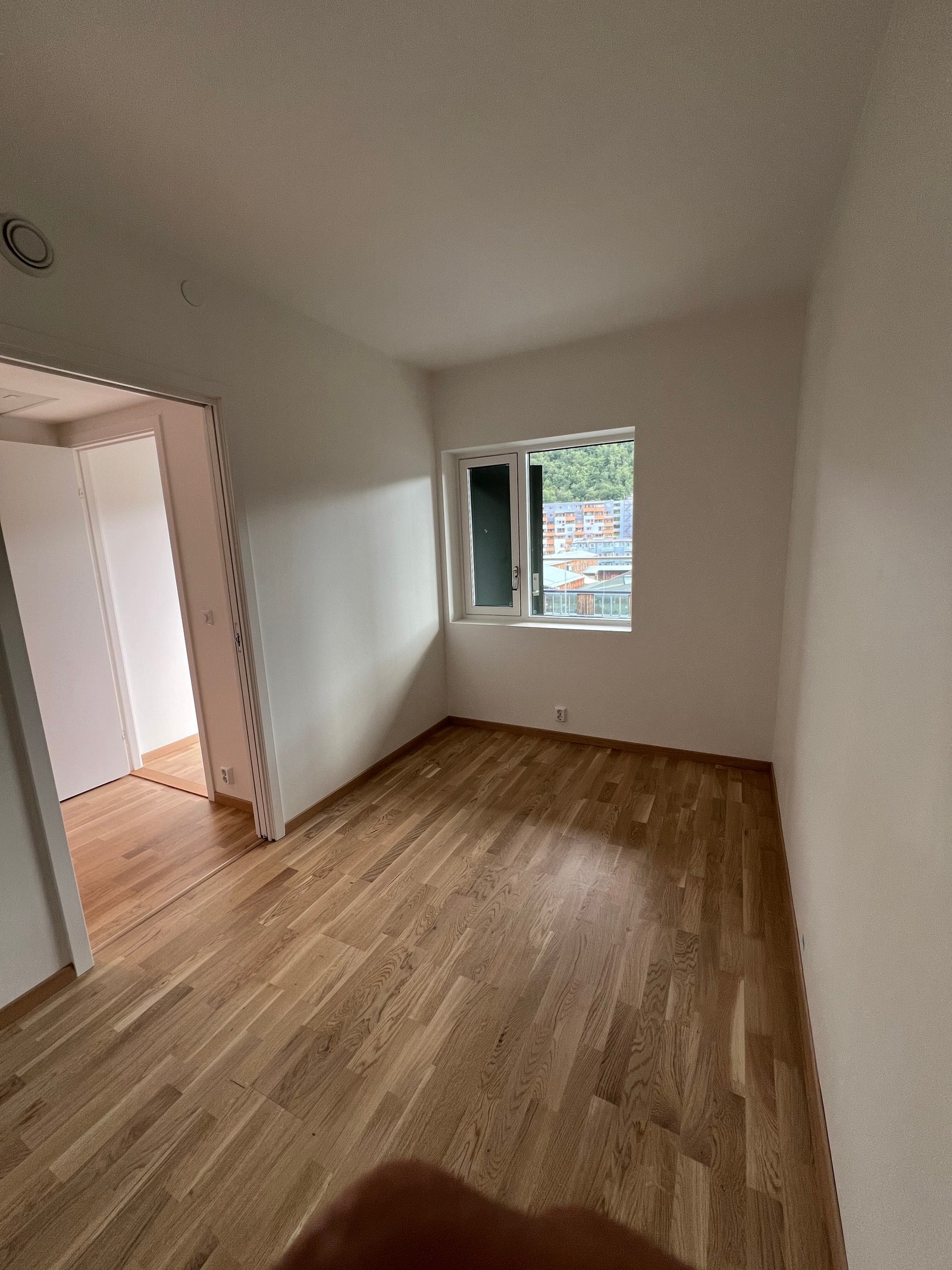 Soverom med god plass til oppbevaring og dobbeltseng Galleribilde