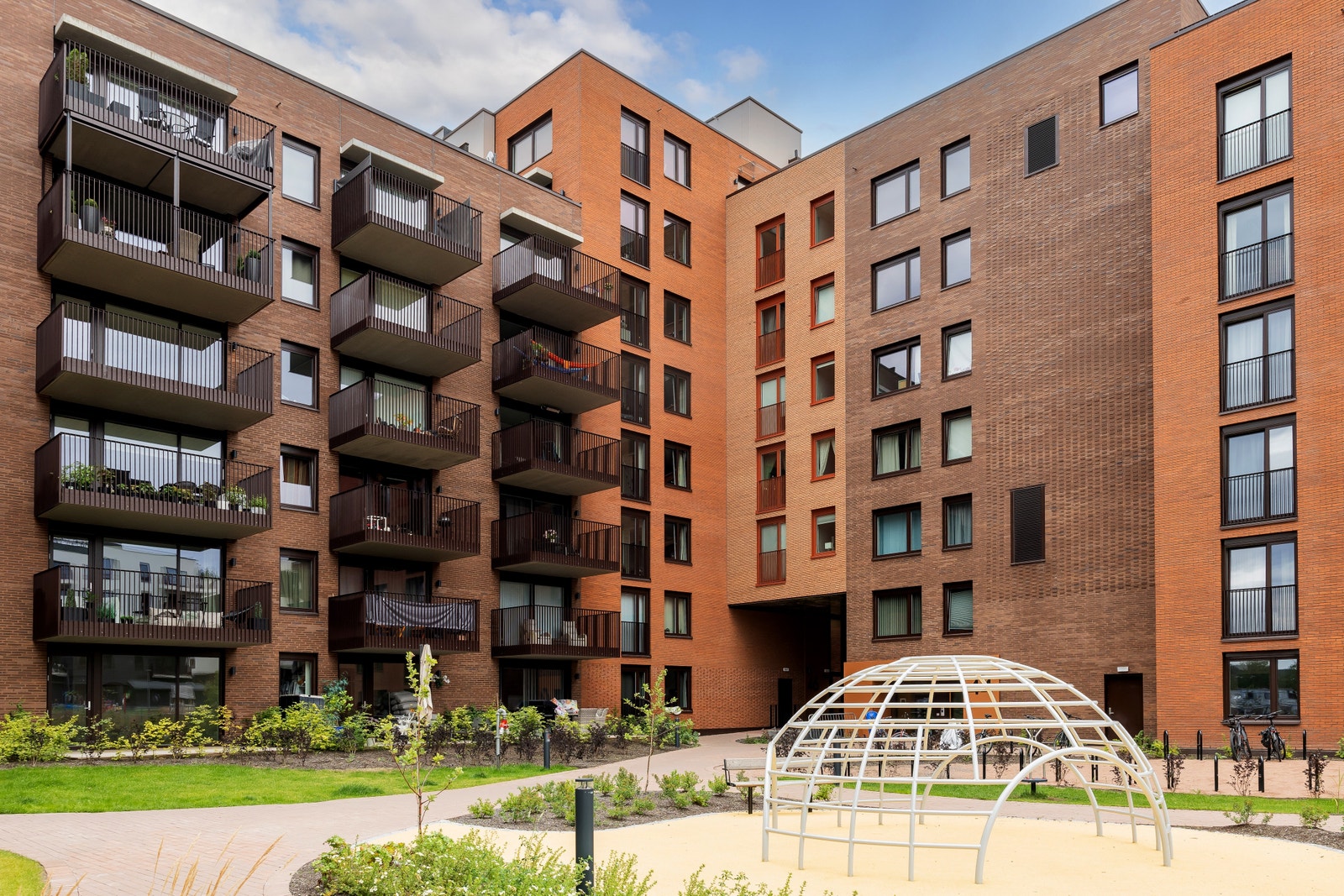 Leiligheten ligger øverst i dette bildet, med lys fra tre sider Galleribilde