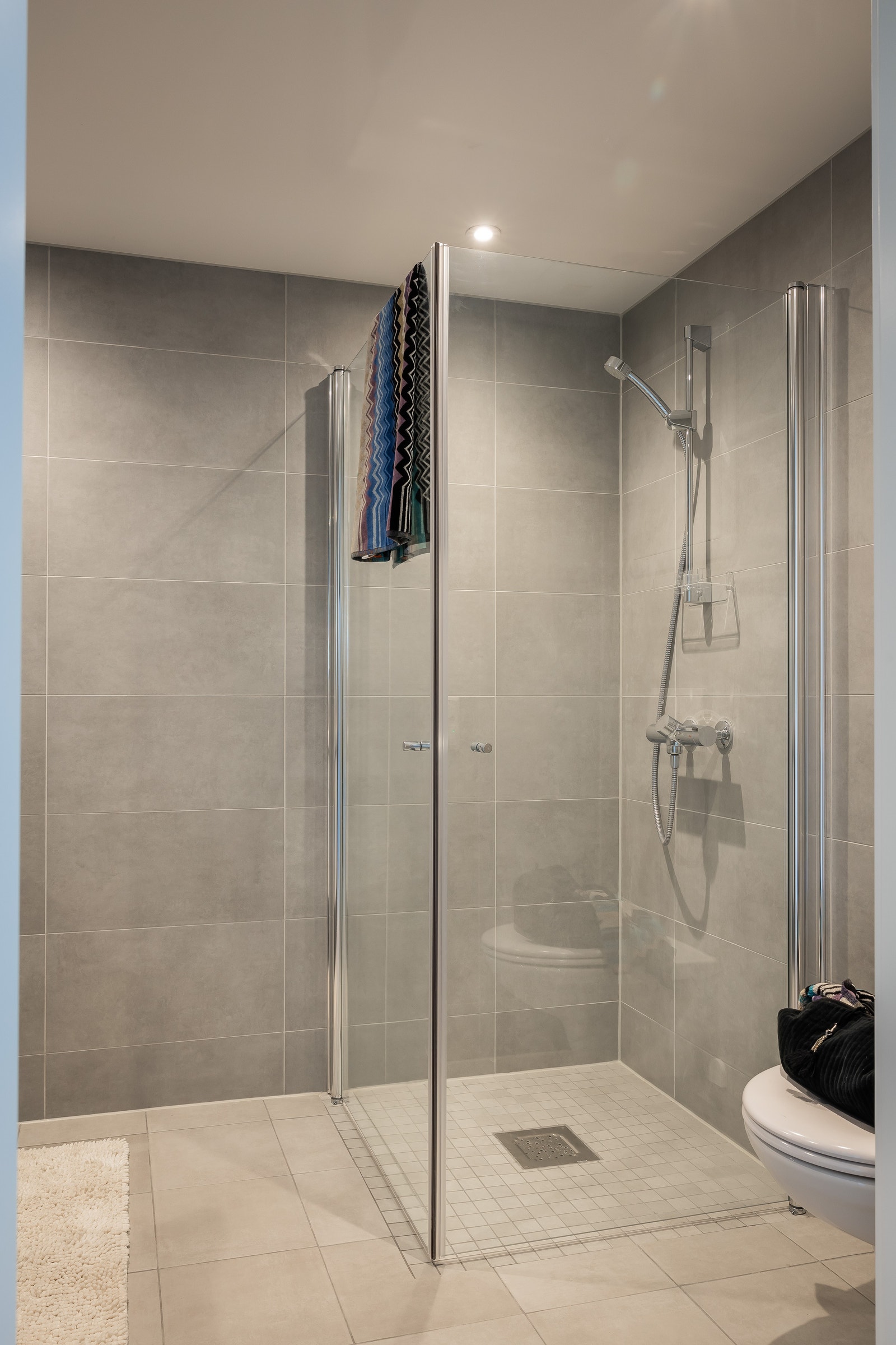 Delikat flislagt bad med vannbåren gulvvarme Galleribilde