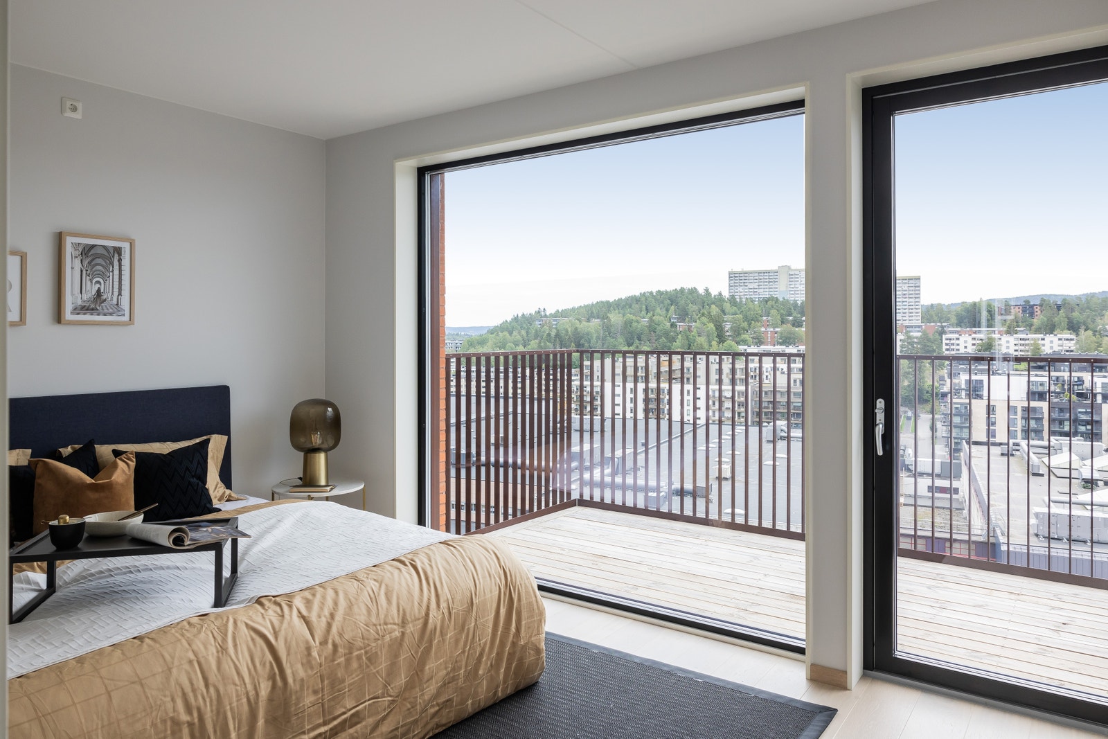 Svært flott hovedsoverom med balkong mot øst Galleribilde