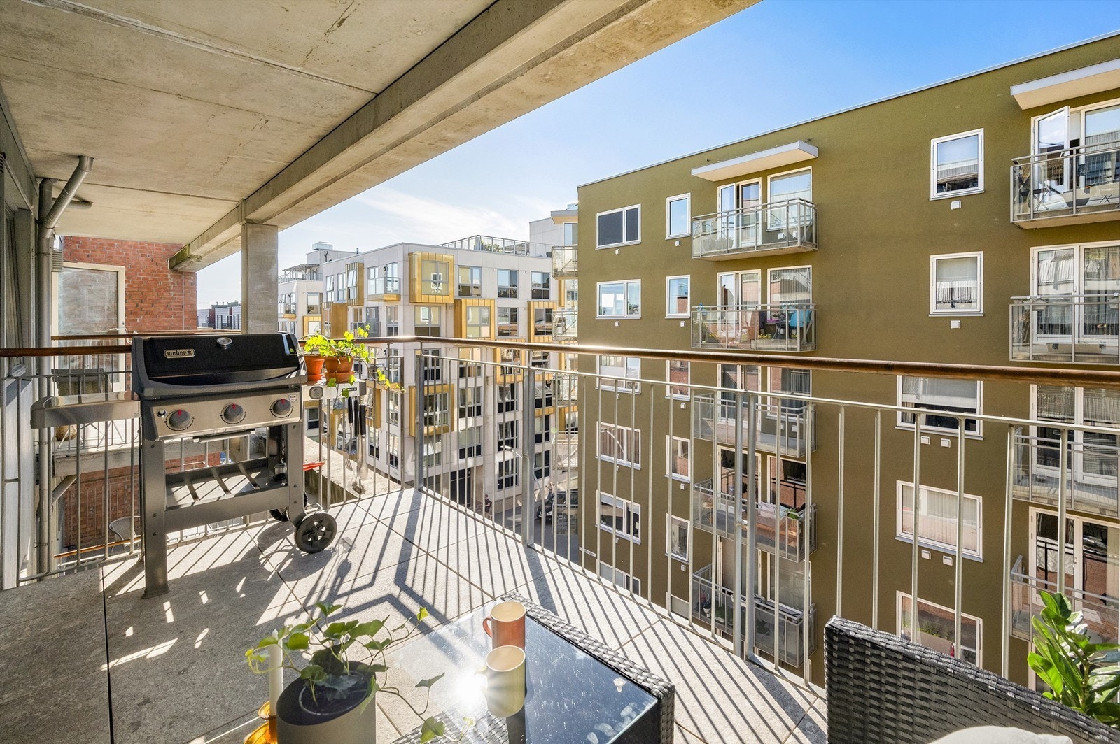 Sol fra 16-20 i rolig gate. Grilling med gas eller el er tillat, men grillen følger ikke med. Galleribilde