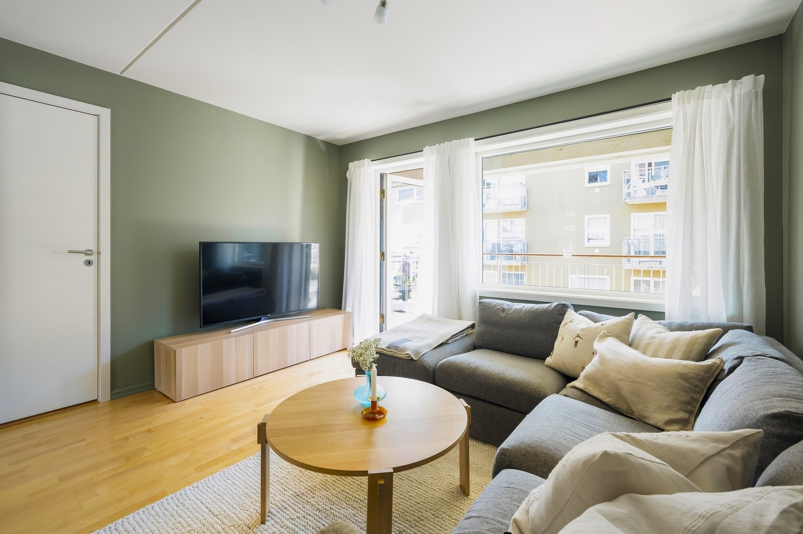 Lys og pen stue med plass til sofa og tv-benk. Møbler er ikke inkludert Galleribilde