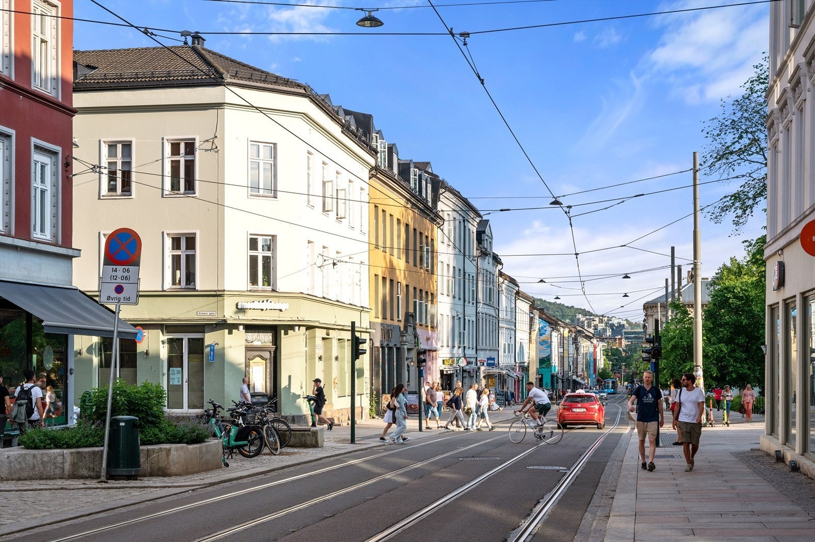 Området har meget gode forbindelser til resten av Oslo, ikke minst er det 5 mins å gå til Carl Berners plass med T-bane, buss og trikk. Galleribilde