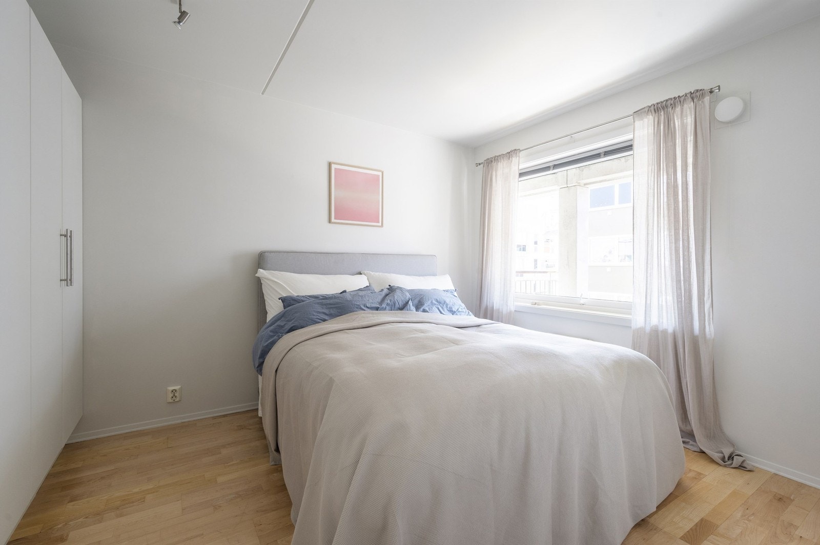 Stort og behagelig soverom som vender mot rolig gate. Møbler er ikke inkludert Galleribilde