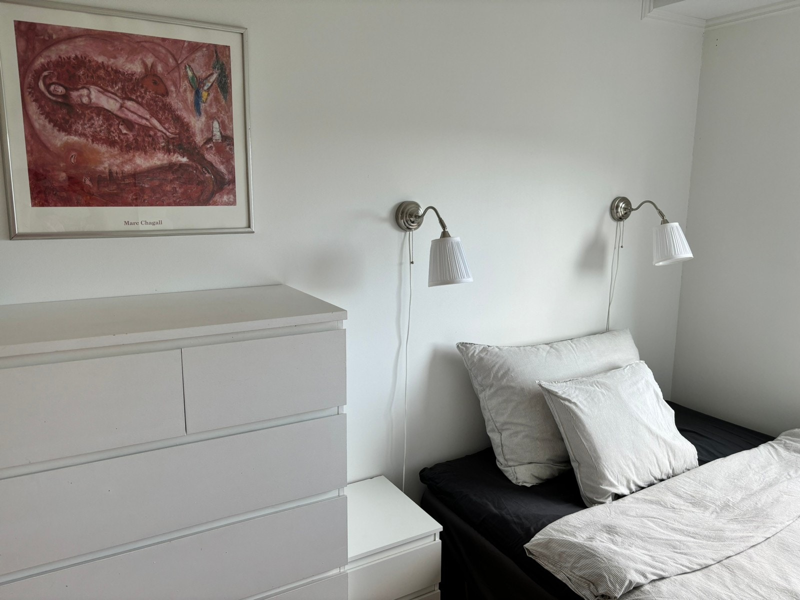 Hyggelig soverom med garderobe og kommode Galleribilde