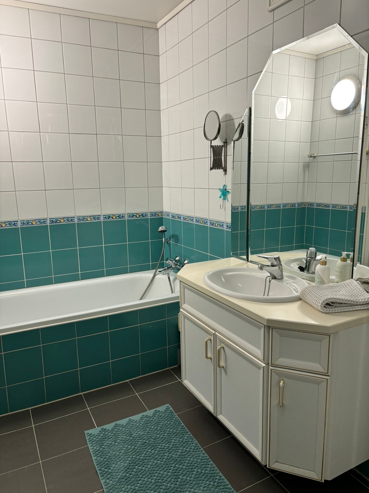 Dusj og badekar. Varme i gulvet Galleribilde