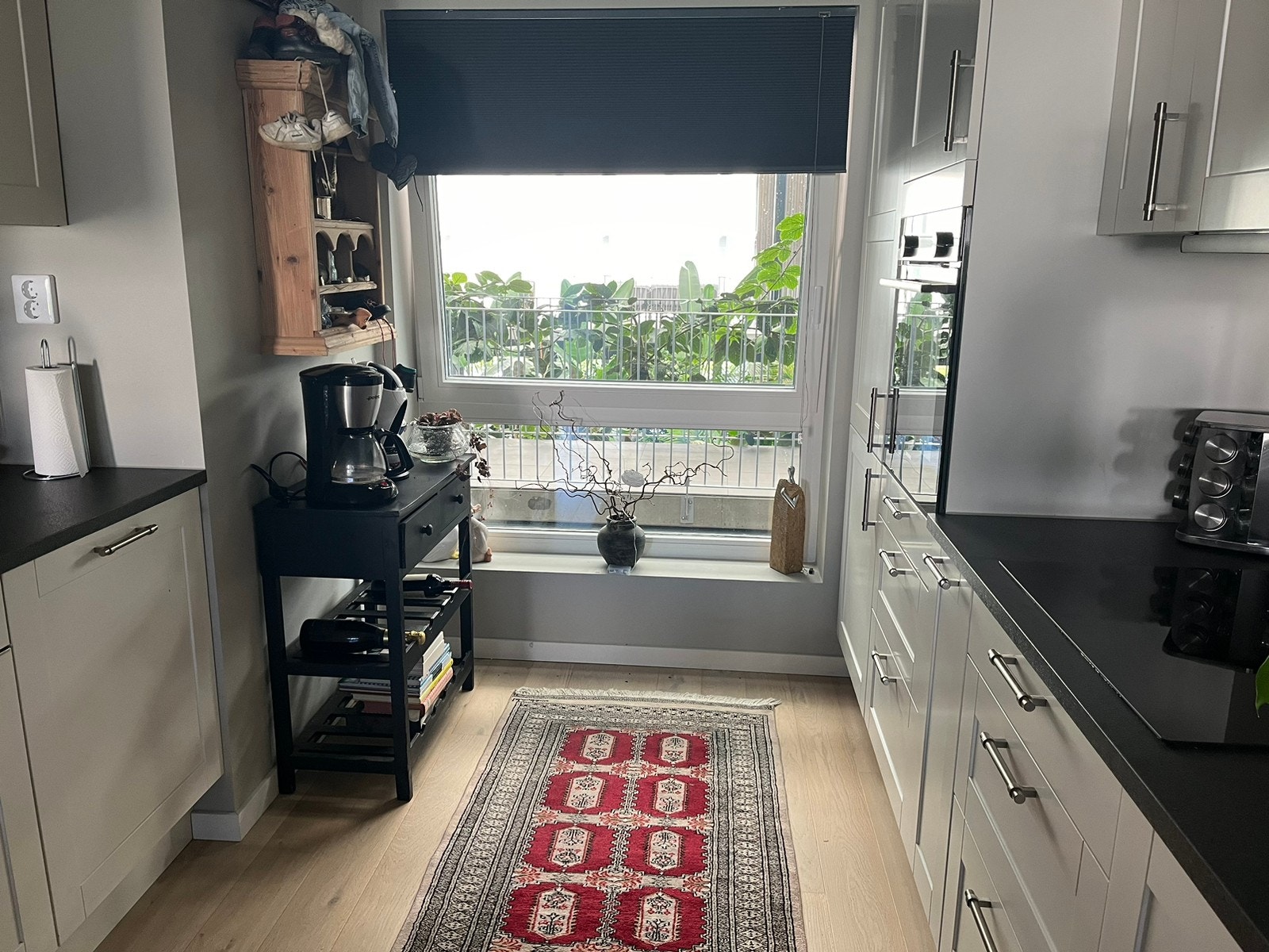 Fra kjøkkenvinduet ser du rett ut til den tropiske hagen Galleribilde