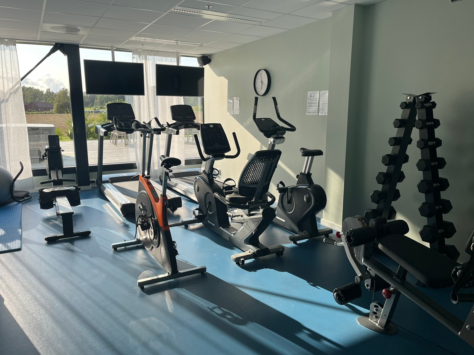 Treningsrom med mange apparater Galleribilde