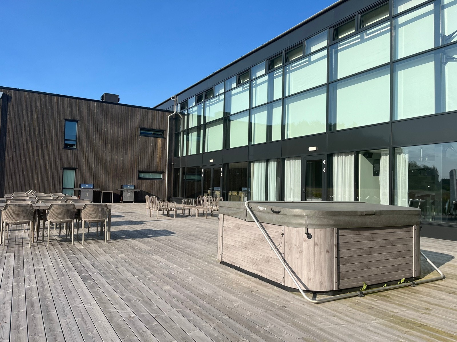 Stor nydelig felles platting med jazucci, som er varm året rundt Galleribilde