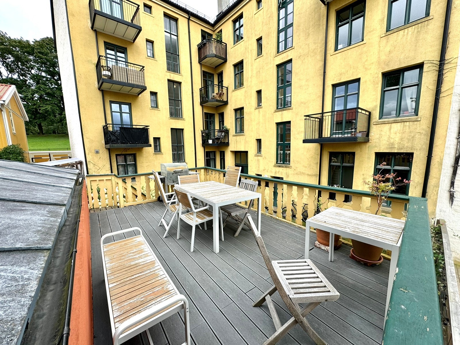 Koselig bakgård med felles grill-areale Galleribilde