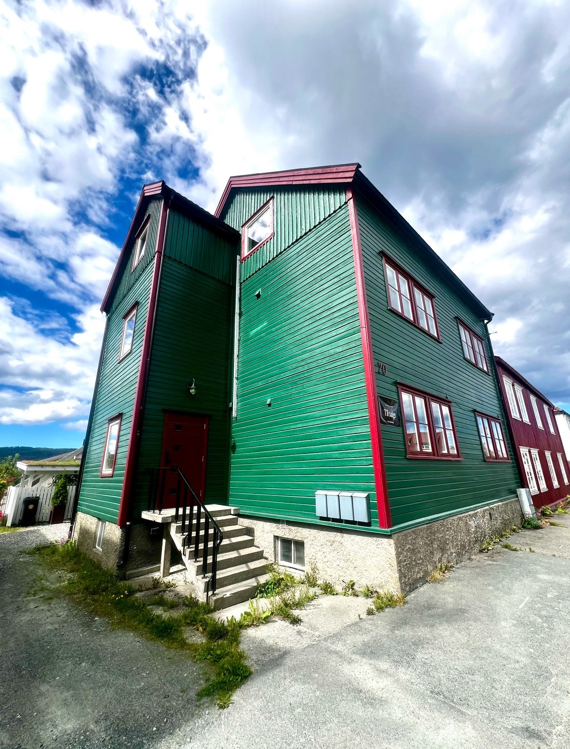 Hovedinngang til tre leiligheter med felles gang Galleribilde