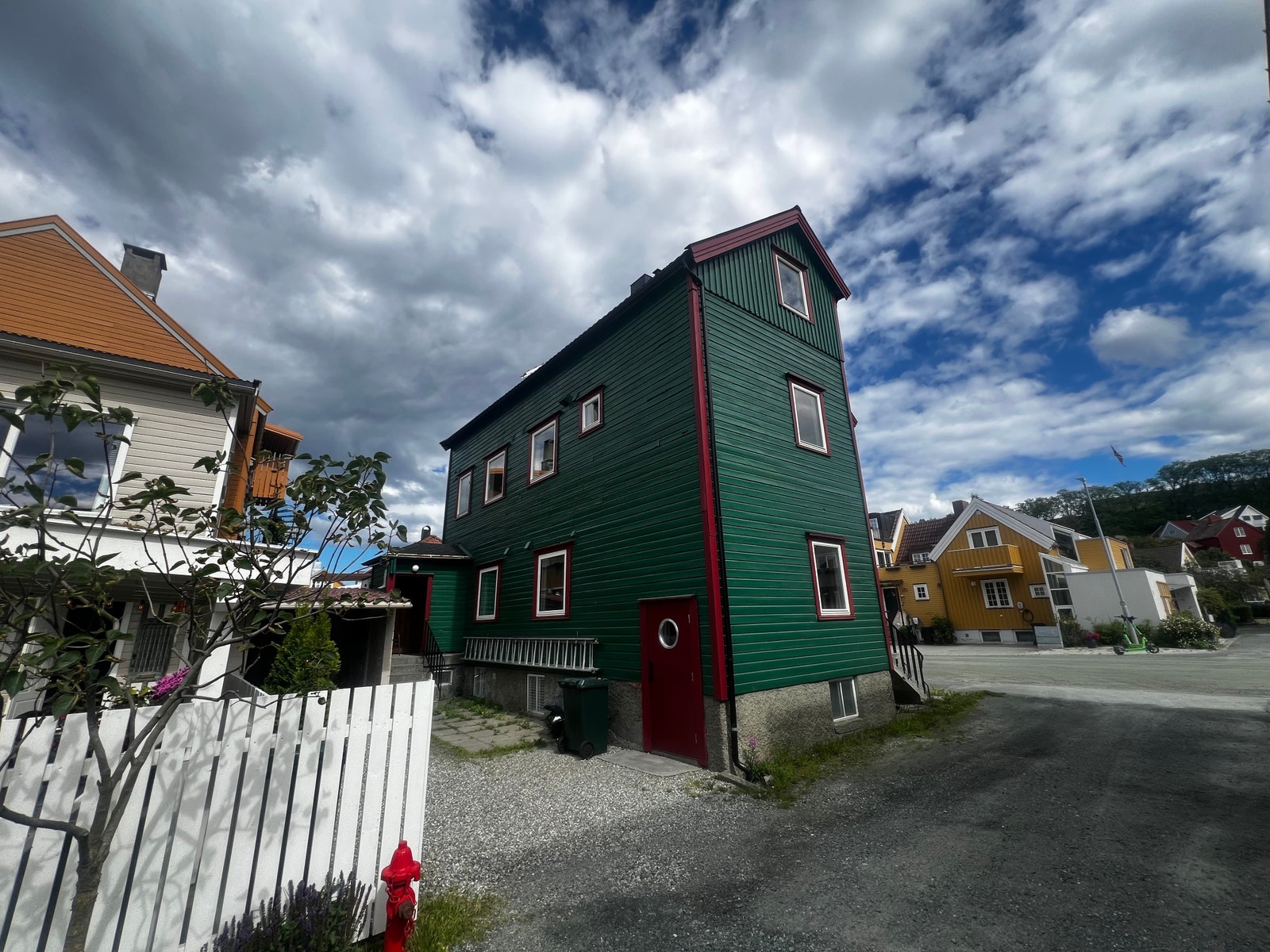 Huset sett fra bakgården Galleribilde