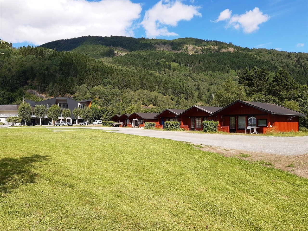 Dei seks hyttene ligg fint til nede ved den flotte elva Nausta. På grøntområda er det gode moglegheiter for aktivitet og camping. Galleribilde