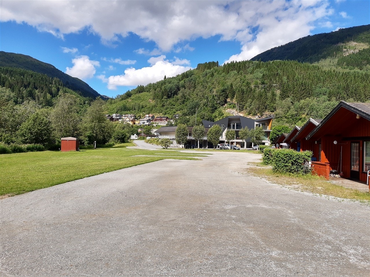 Vegar og oppstillingsplasser er gruslagt. Galleribilde