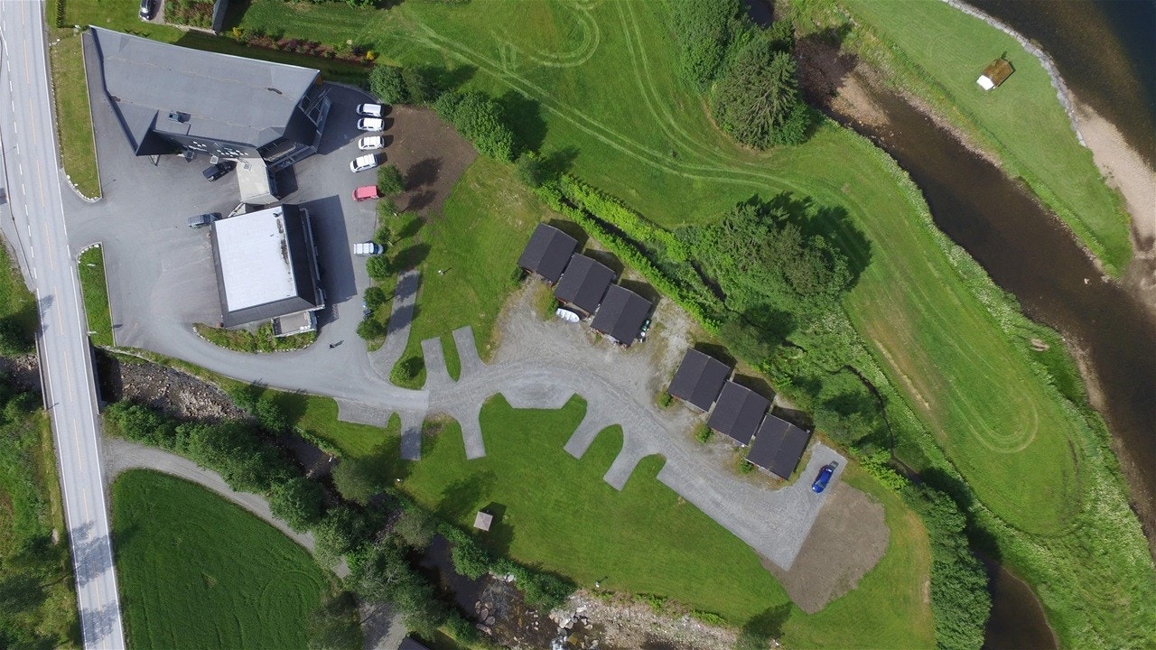 Del av campingplassen med hytter. Til venstre ligg bygg med leilegheiter. Galleribilde