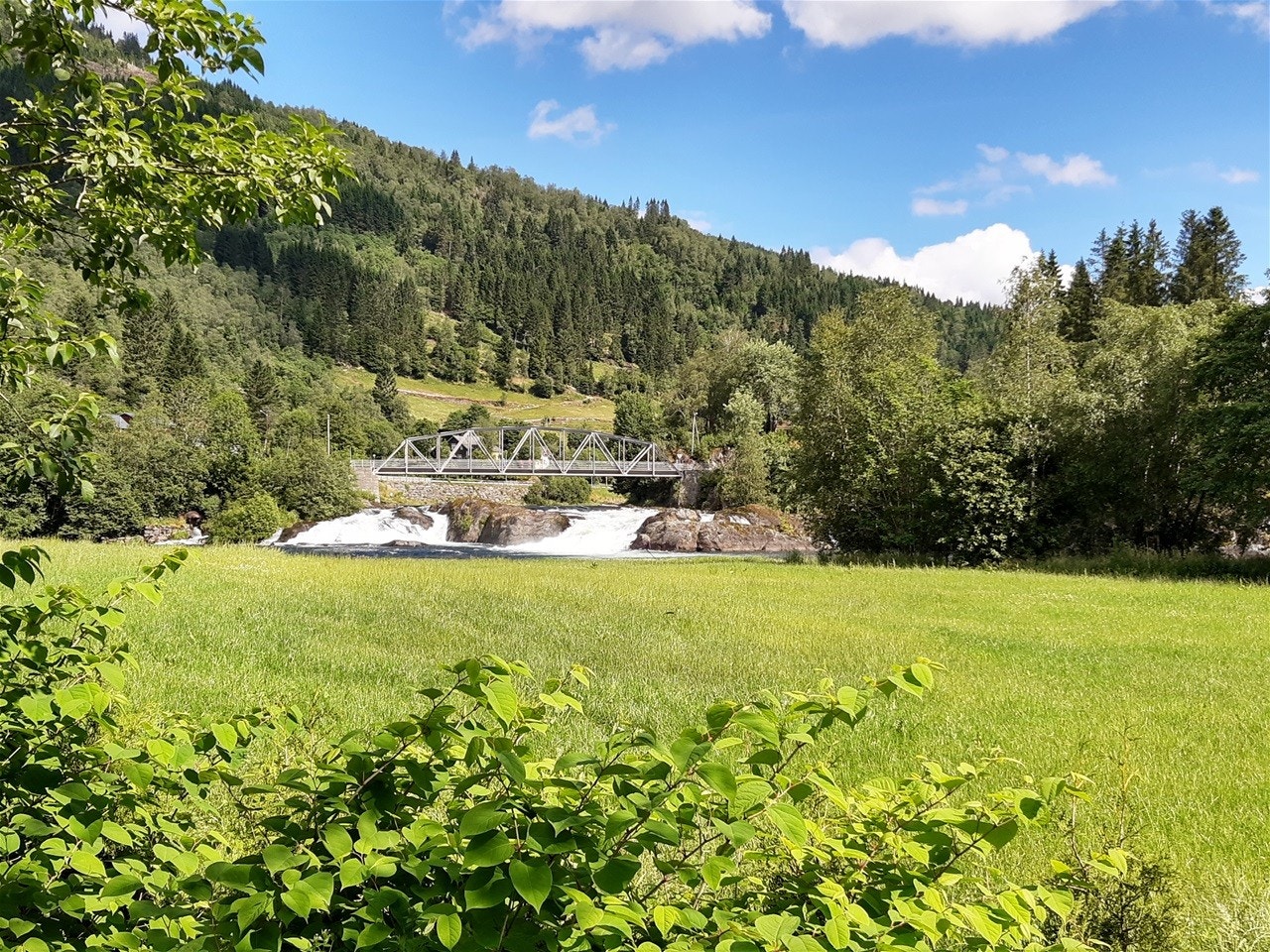 Utsikt mot den flotte Naustdalsfossen. Galleribilde