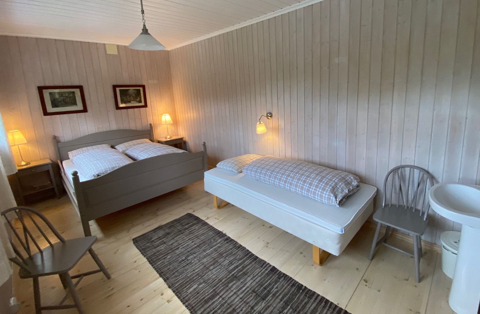 Soverom 1 med en dobbelseng og en enkelseng Galleribilde