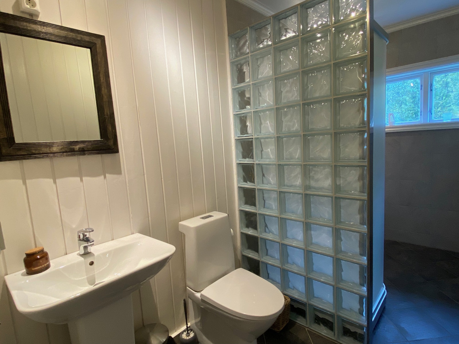 Bad andre etasje med dusj og wc. Det er 2 bad helt like oppe ved soverommene. Galleribilde