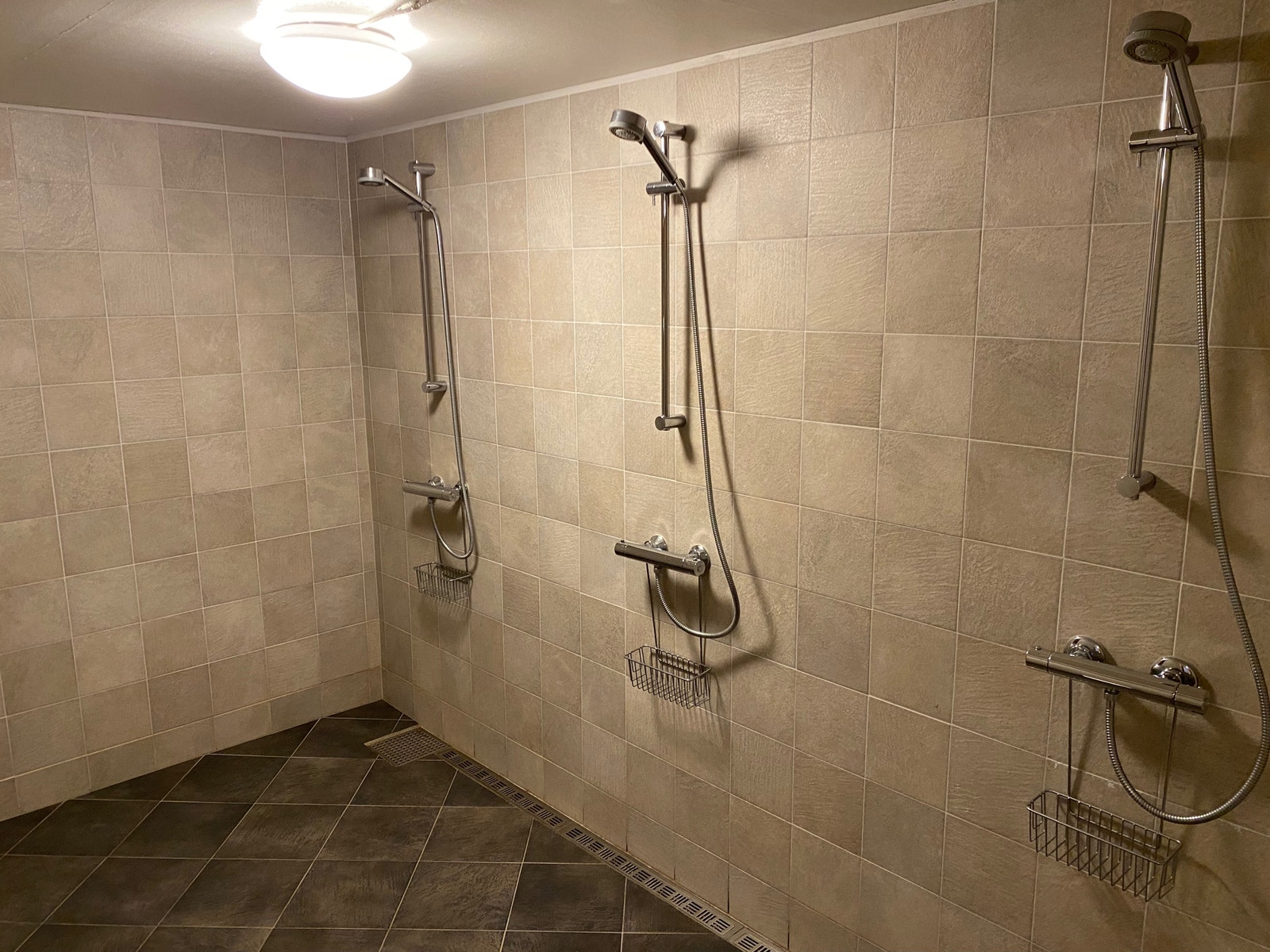 Bad i kjelleren med 3 dusjer og badstue Galleribilde