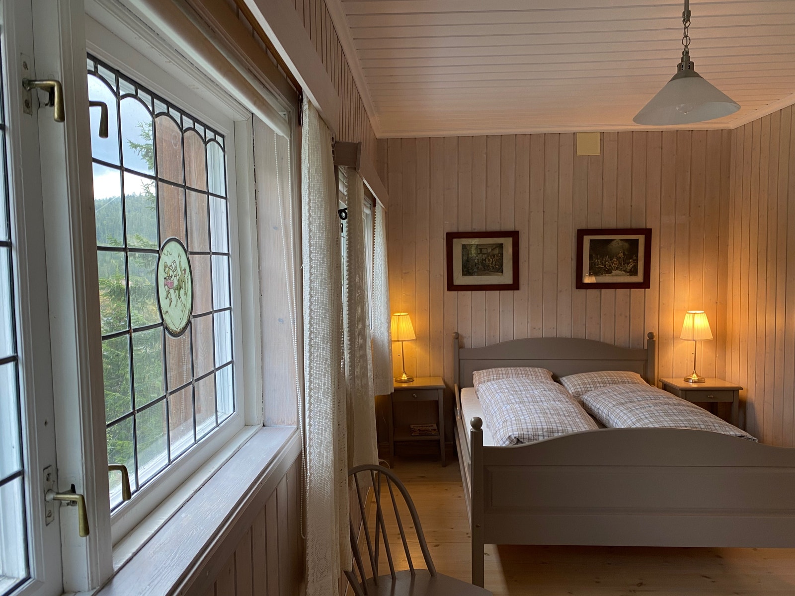 Soverom 1 med en dobbelseng og en enkelseng Galleribilde