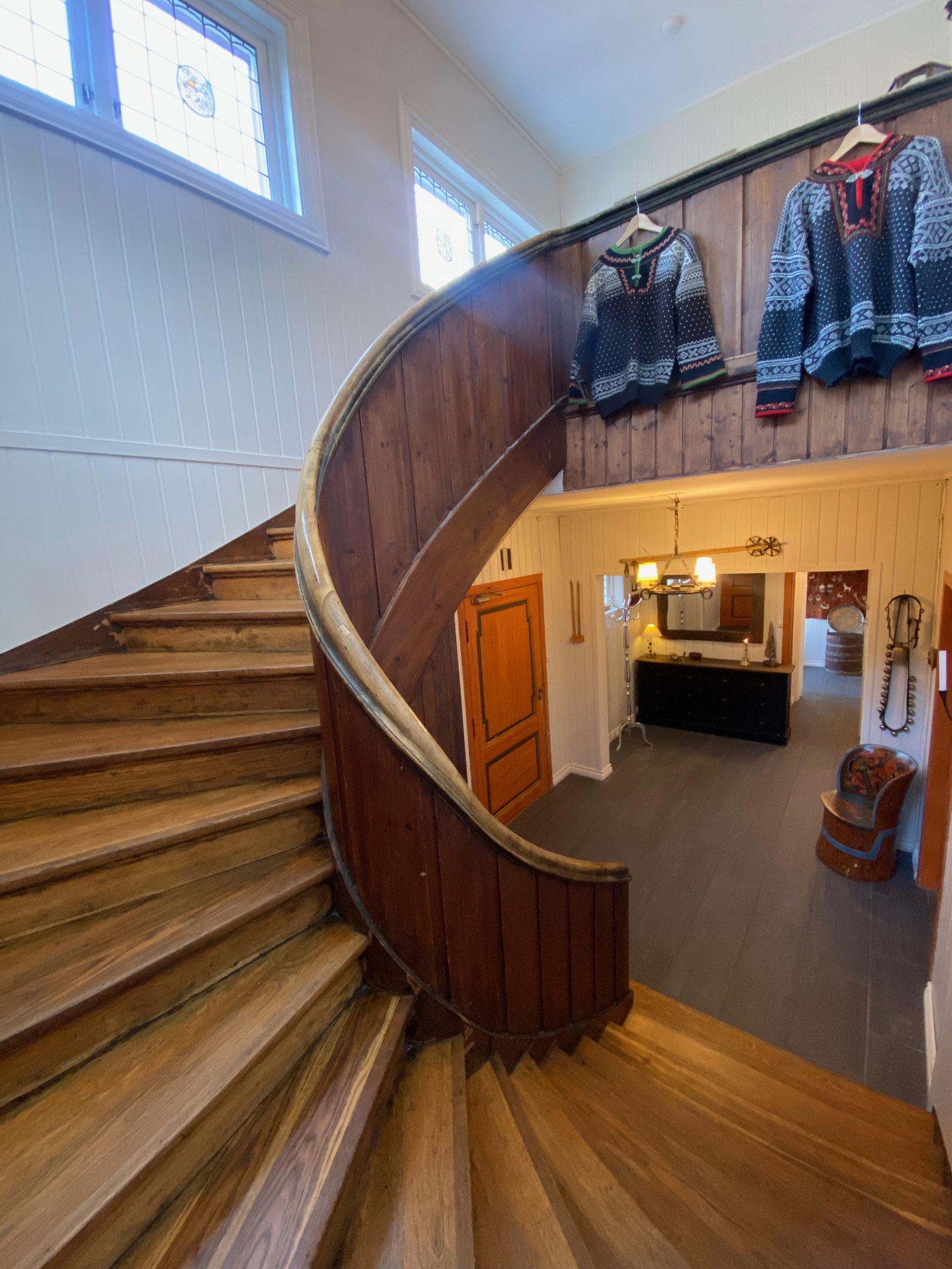 Eiketrapp opp til andre etasje Galleribilde