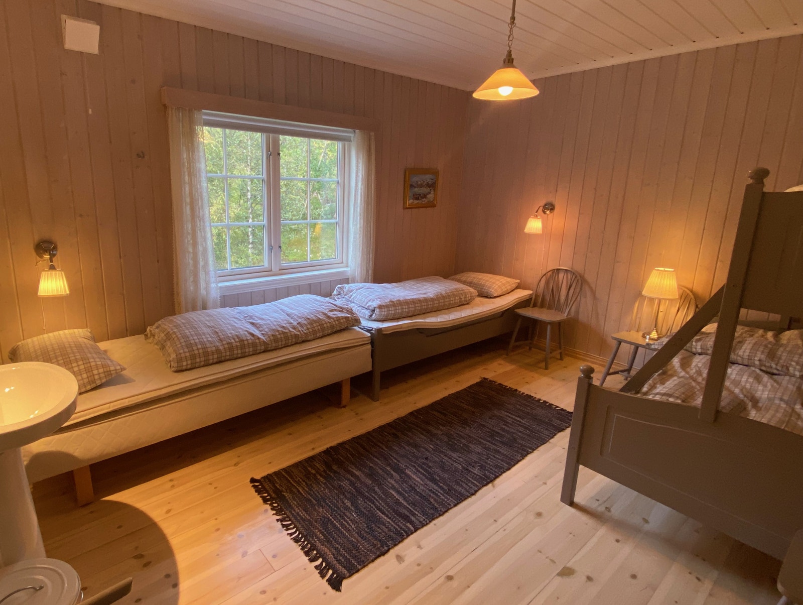 Soverom rom 7 (familierom) med 2 enkeltsenger og en køyeseng med enten 2 voksne eller 3 barn Galleribilde