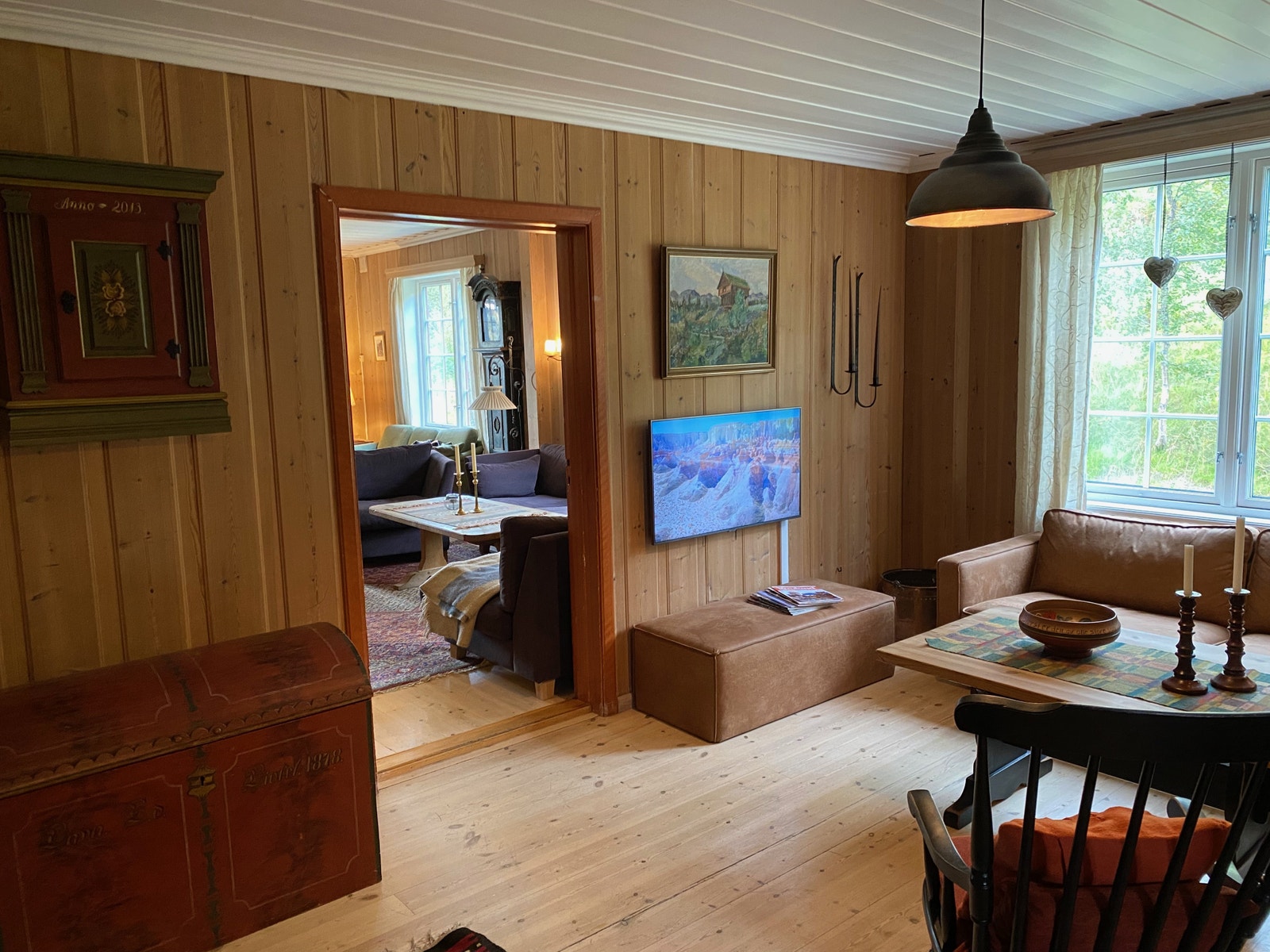 TV-stue / bibliotek Galleribilde