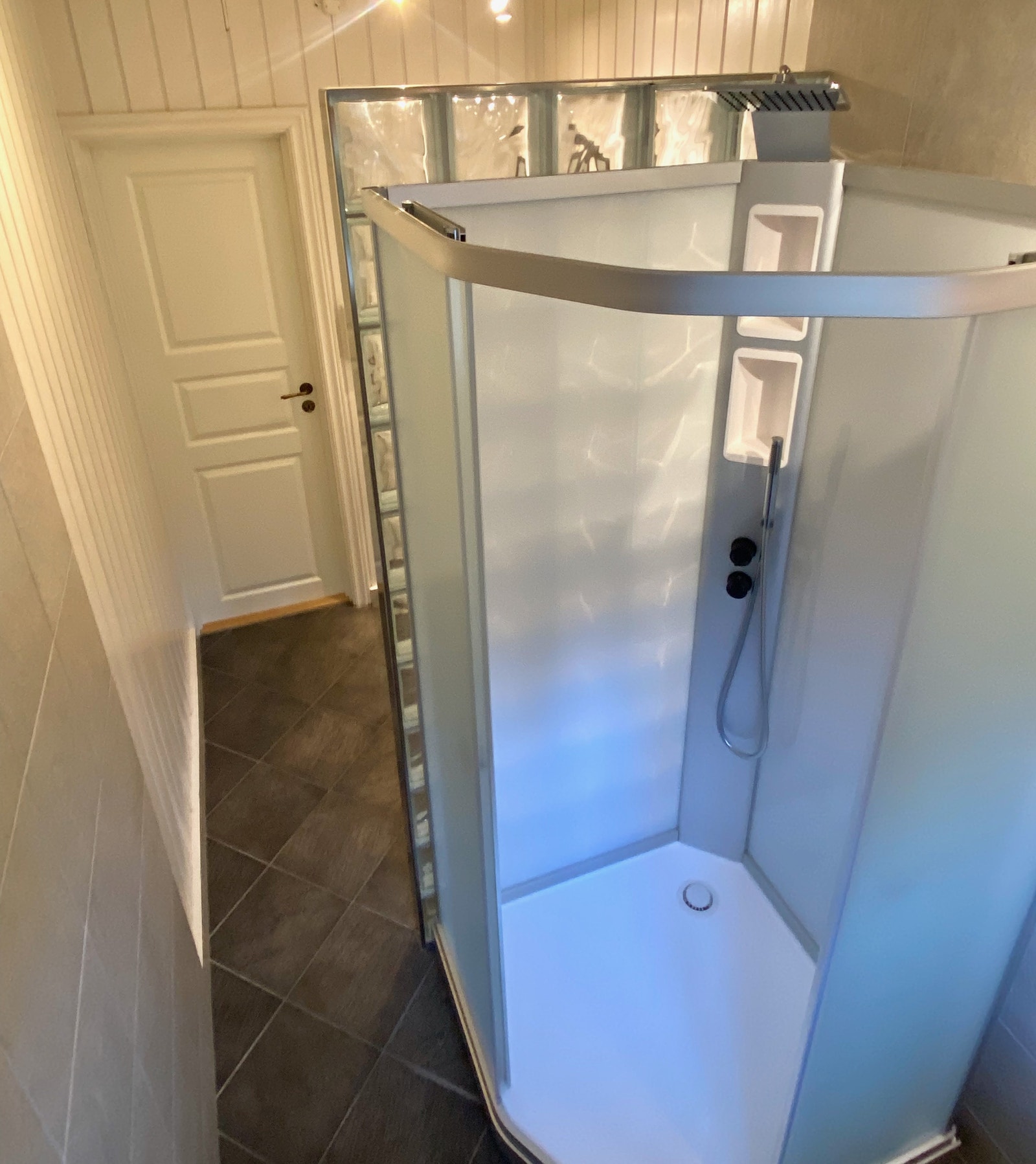 Bad andre etasje med dusj og wc. Det er 2 bad helt like oppe ved soverommene. Galleribilde