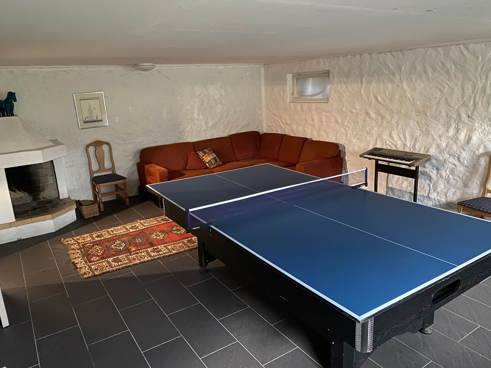 Underholdningsrom med bordtennisbord, keyboard og peis Galleribilde