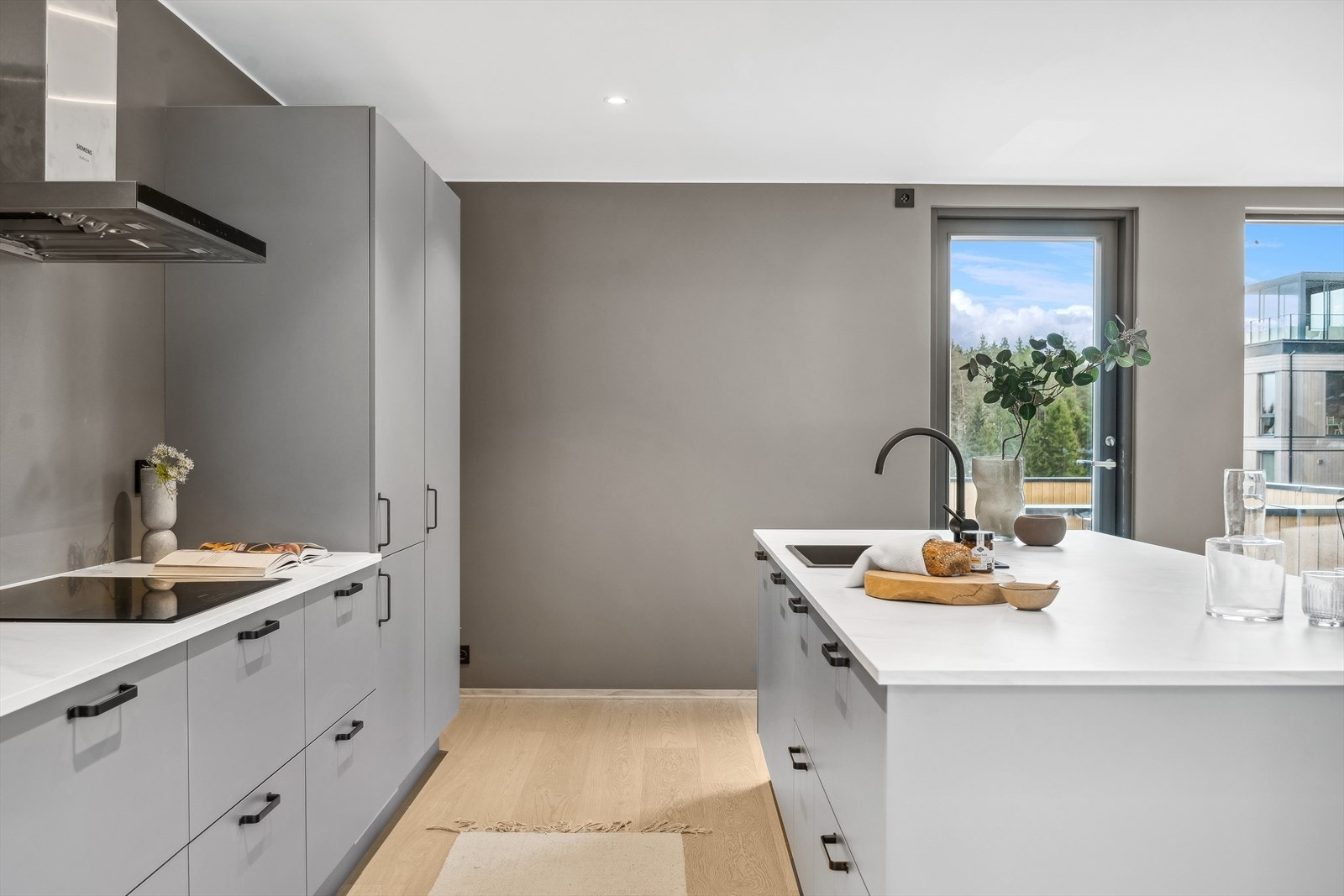 Velutstyrt kjøkken med integrerte hvitevarer. Innredning fra HTH Galleribilde