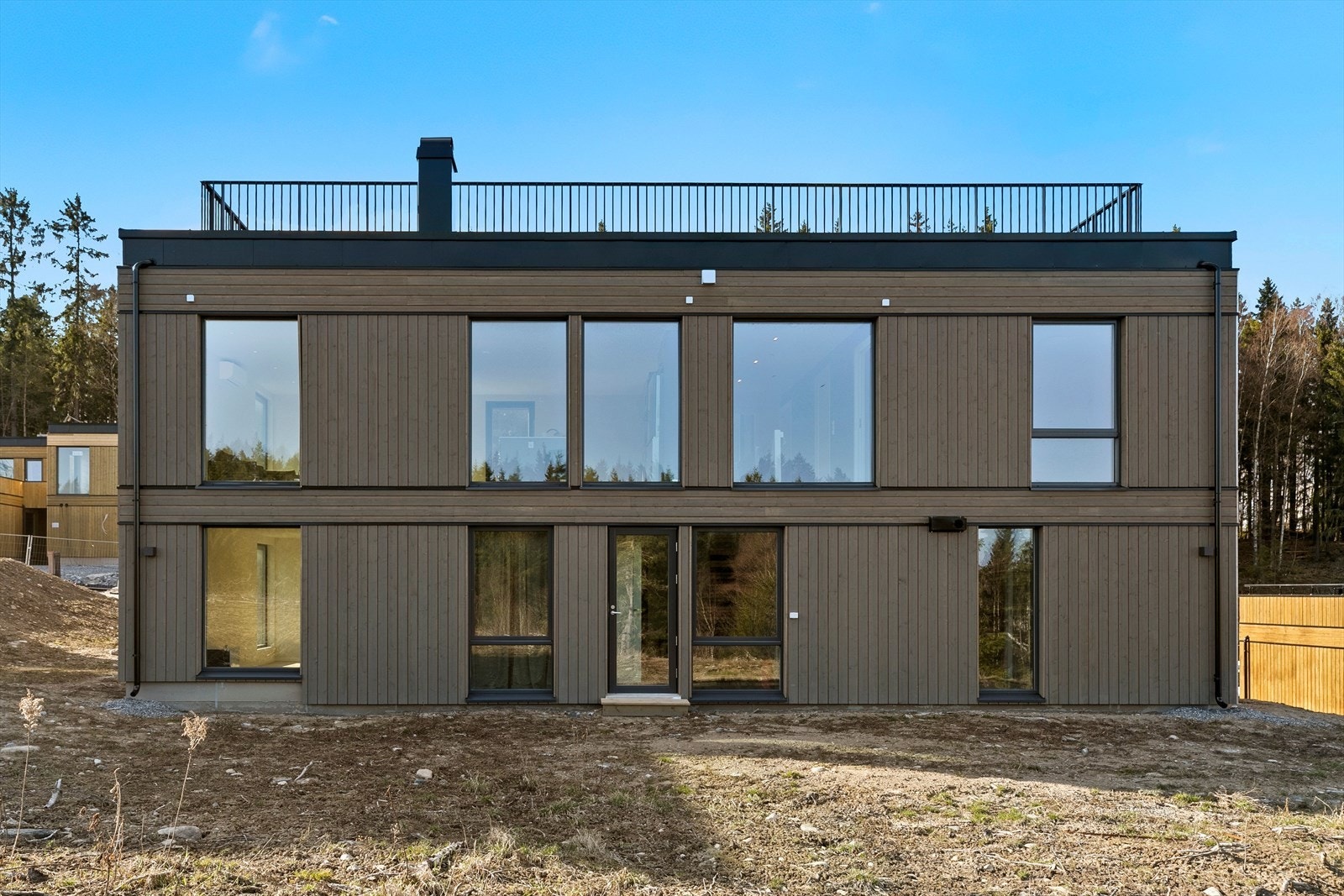 Store vindusflater gir boligen et flott, naturlig lysinnslipp. Galleribilde