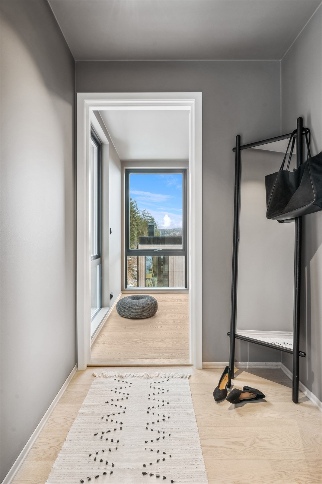 Walk-in med plass til ca 1,5 meter innredning på vei inn mot soverom 2 Galleribilde