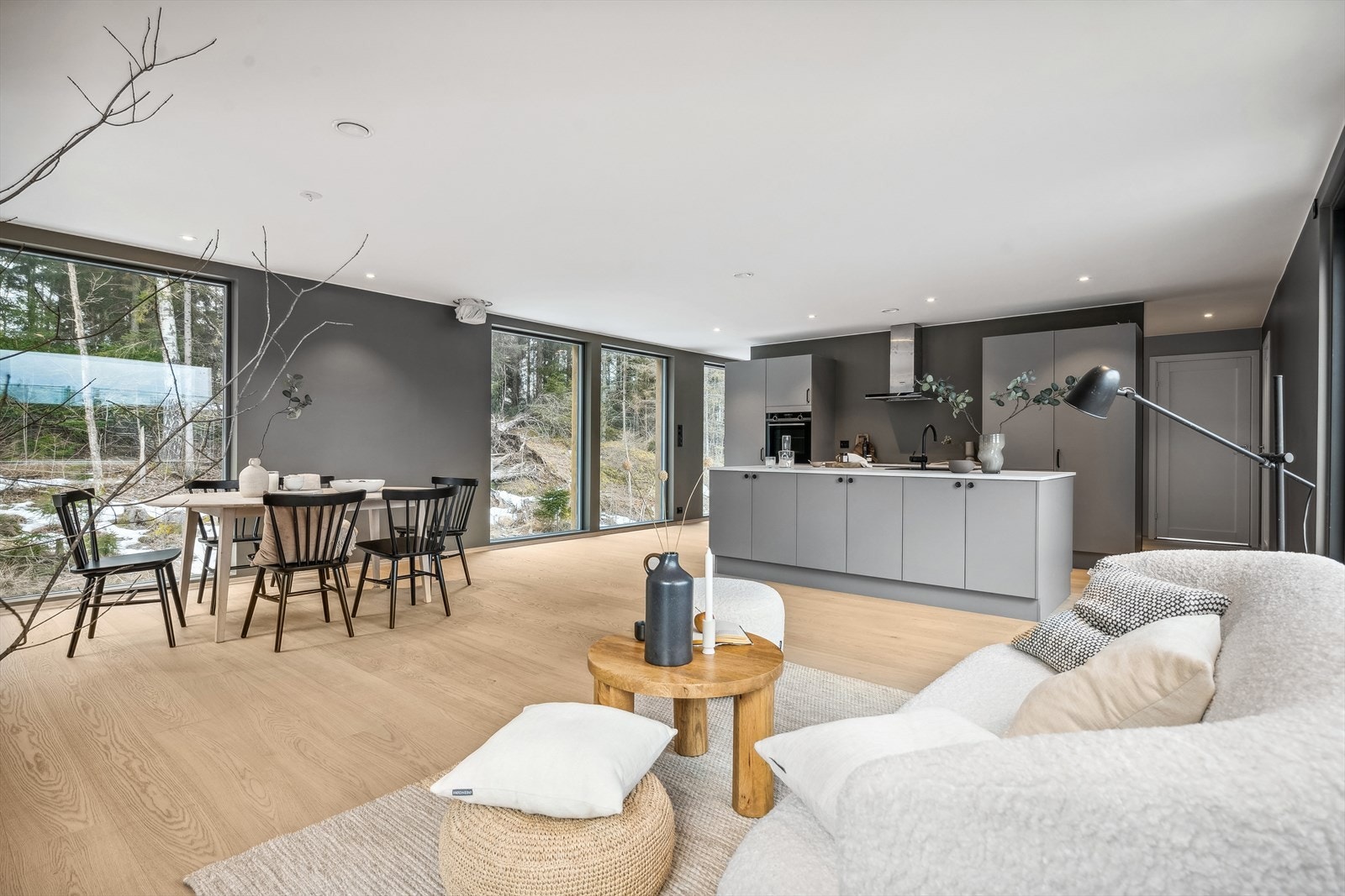 Stor og åpen stue med flere muligheter for møblering Galleribilde