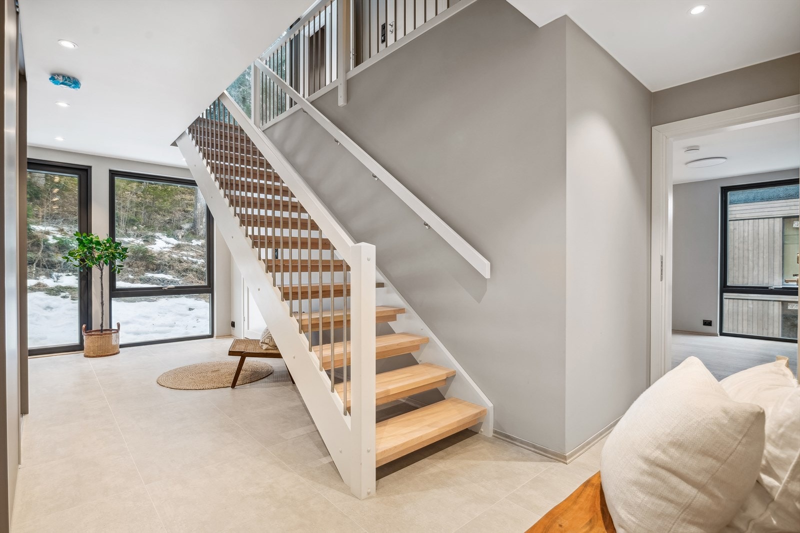 Romslig entrè som er innredet med stort garderobeskap. Her er det også utg. til hage på baksiden av huset. Galleribilde