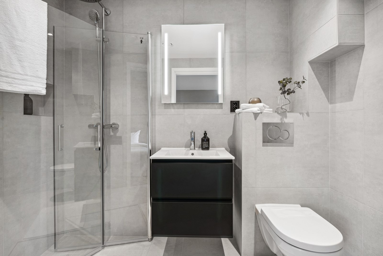 Baderom i forbindelse med hovedsoverom Galleribilde