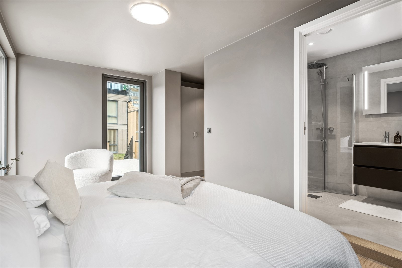 Hovedsoverom har direkte tilgang til eget bad sant utgang til stor terrasse Galleribilde