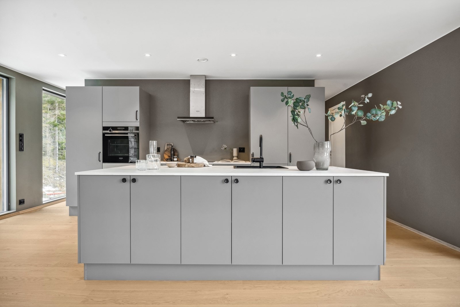 Flott kjøkken med stor kjøkkenøy Galleribilde