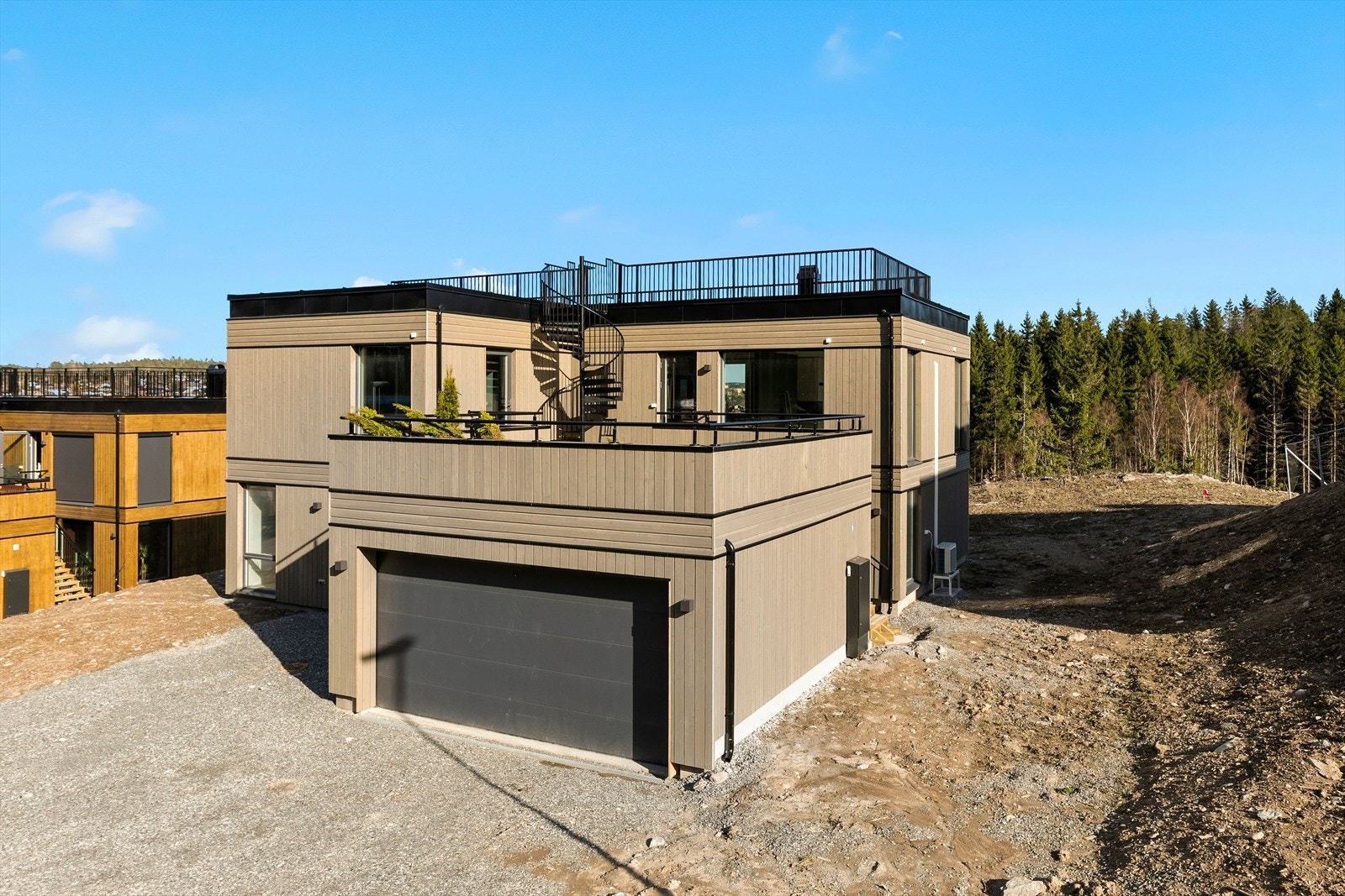 Dobbelgarasje og store, deilige uteplasser. Galleribilde