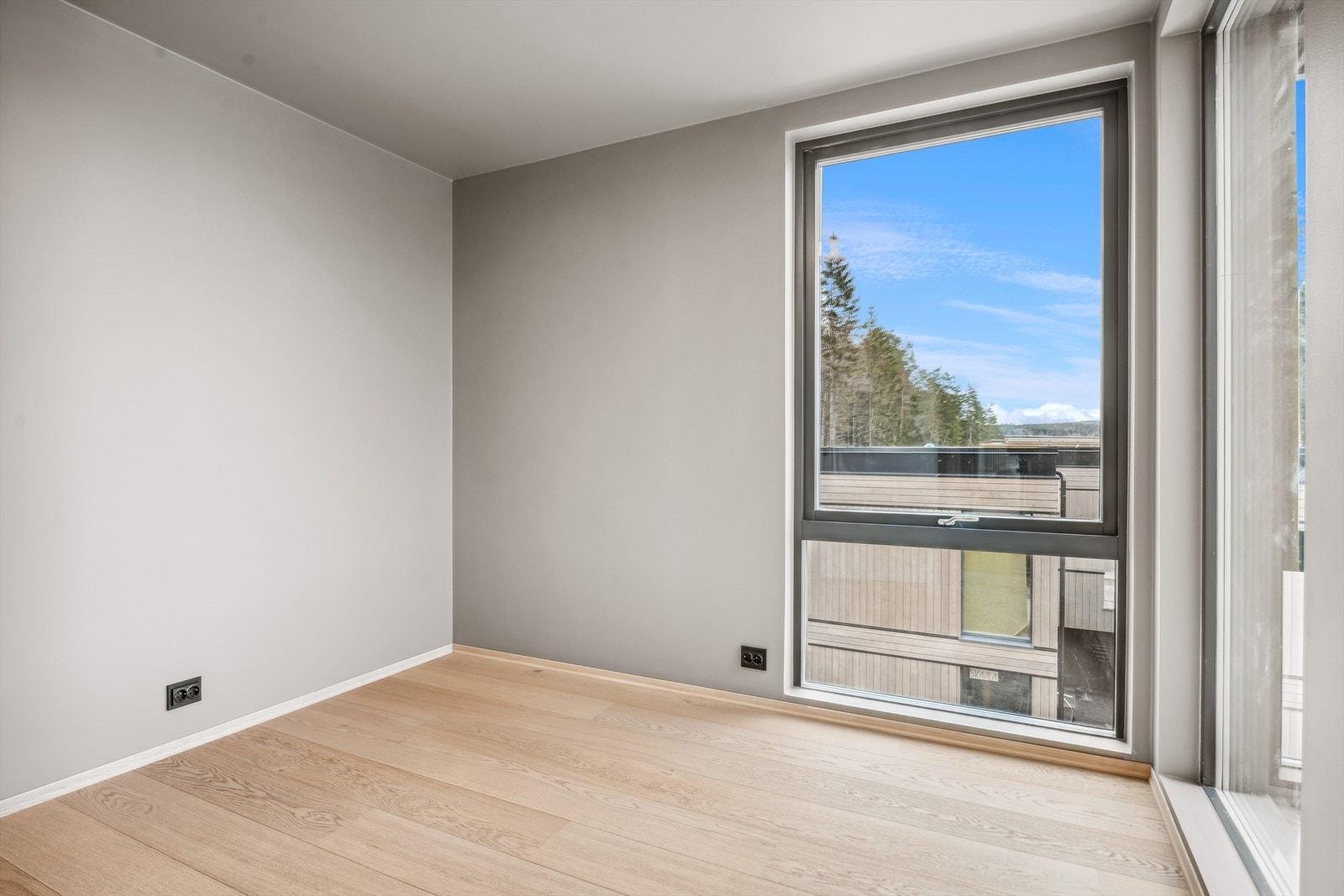 Soverom 3 i andre etg. Speilvendt fra soverom 2 og med samme walk-in som dette soverommet Galleribilde