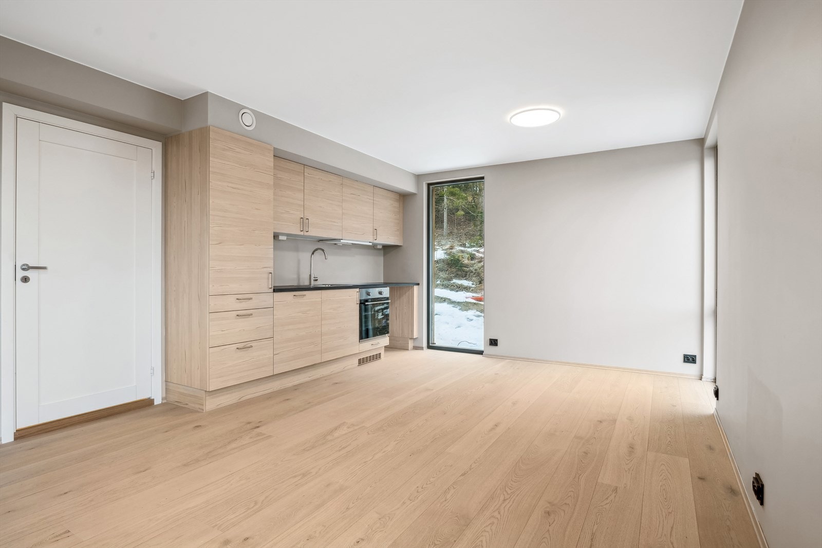 Hybel: Flott kjøkken fra HTH og med integrerte hvitevarer (her er løsning med 1 soverom og ikke 2. Ved 2 soverom vil del av denne stuen være soverom) Galleribilde