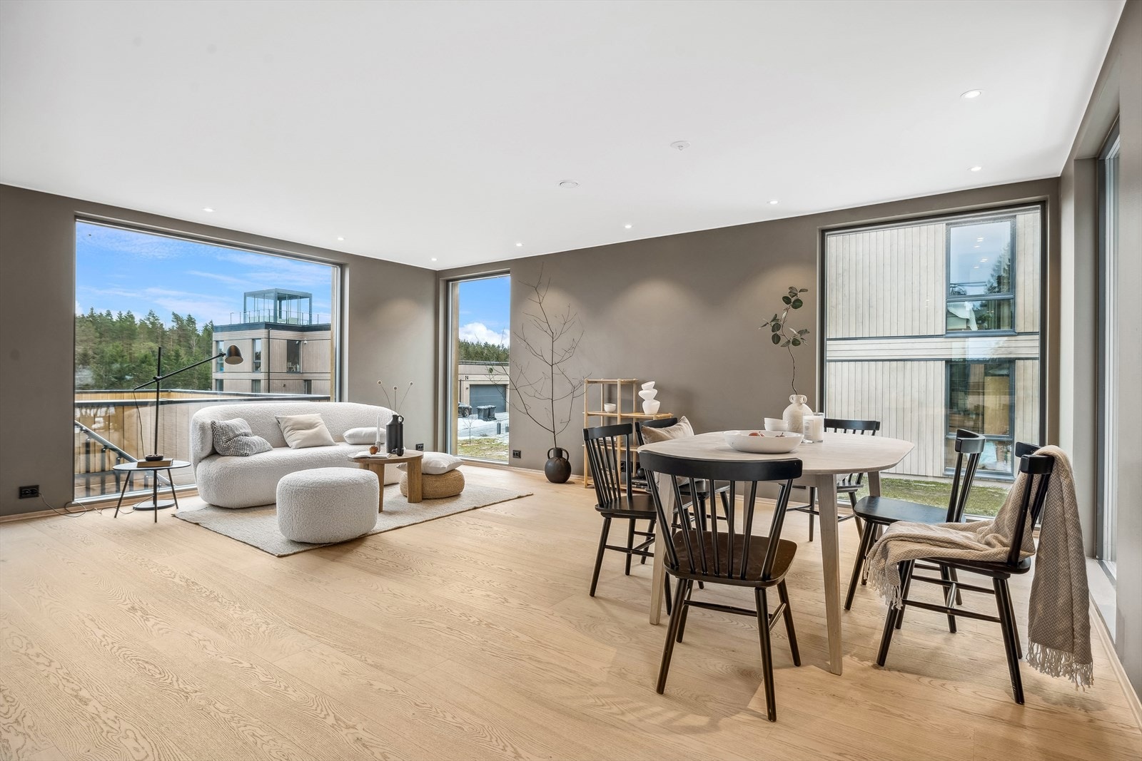 Stue har store vinduer fra gulv til tak Galleribilde