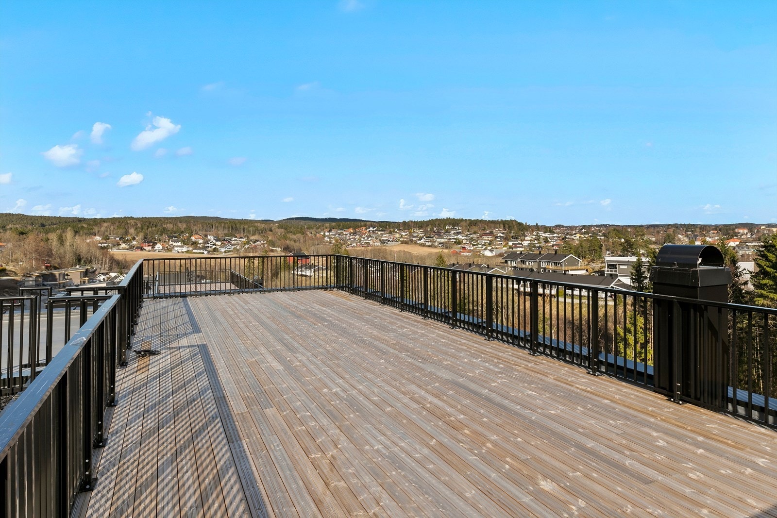 Stor og solrik takterrasse med flott utsikt. (bilde tatt fra et av de ferdigstilte husene) Galleribilde