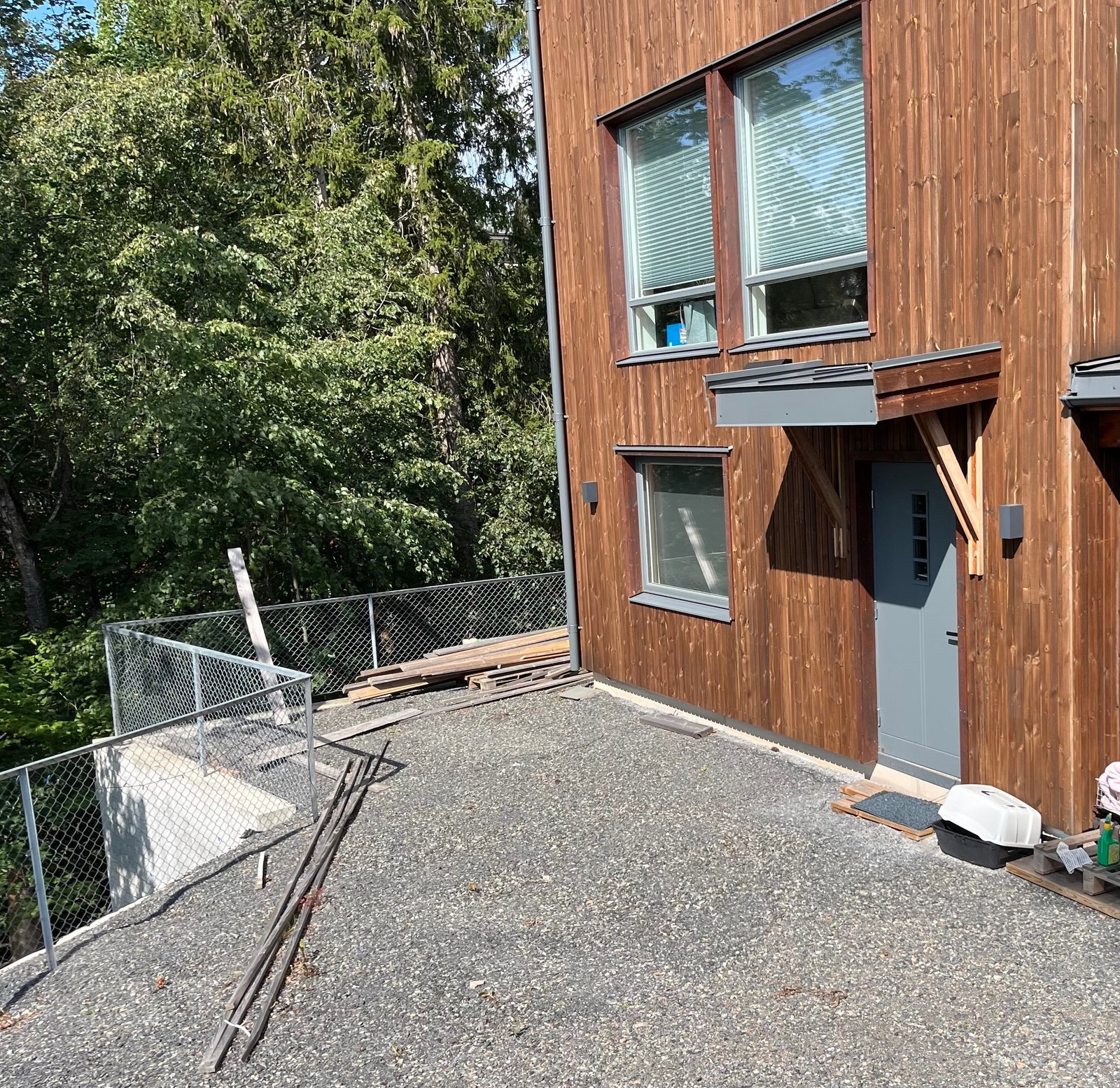 Egen inngang med stor entre, godt med lagringsplass Galleribilde